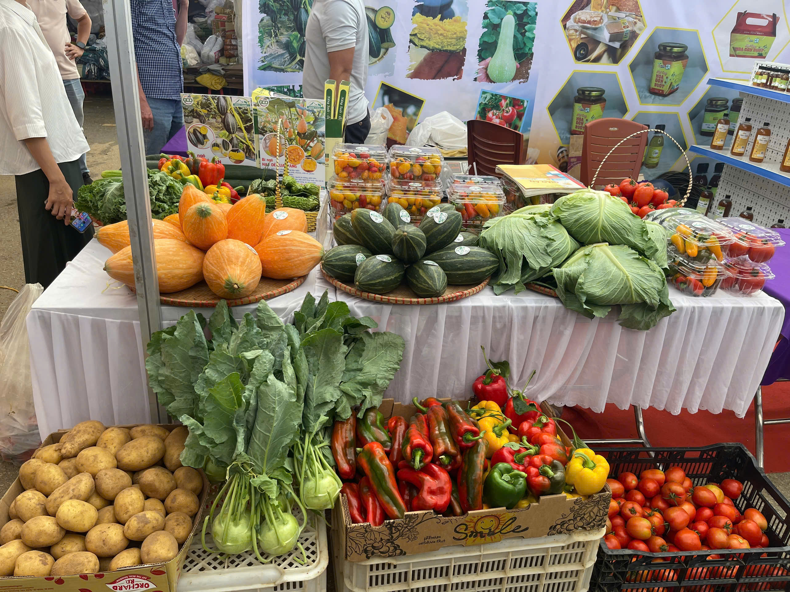 Phiên chợ vùng cao: Mở ‘cánh cửa’ cho sản phẩm của đồng bào dân tộc Sơn La