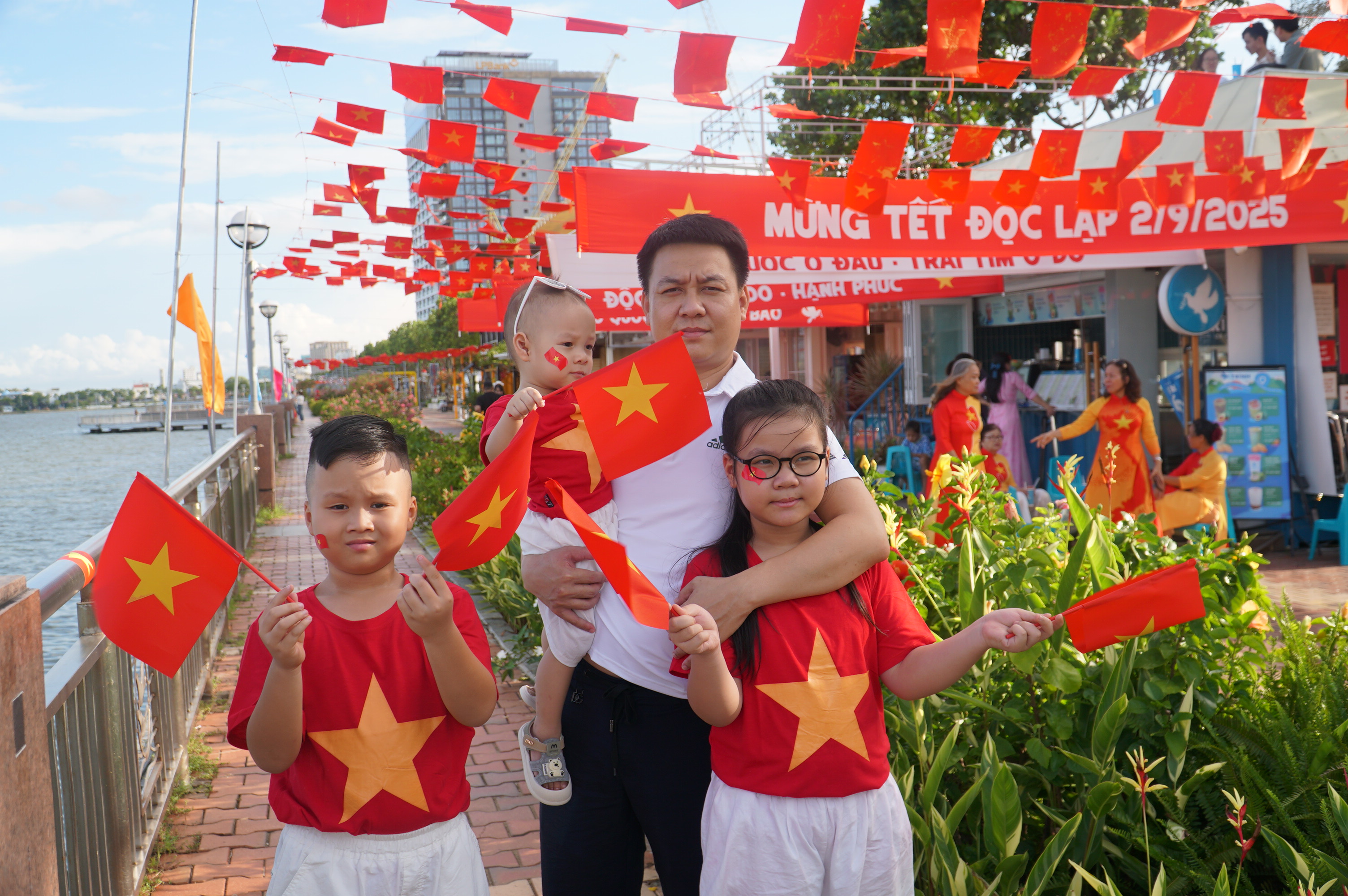 Người dân Đà Nẵng nô nức check-in với cờ Tổ quốc mừng Tết Độc lập