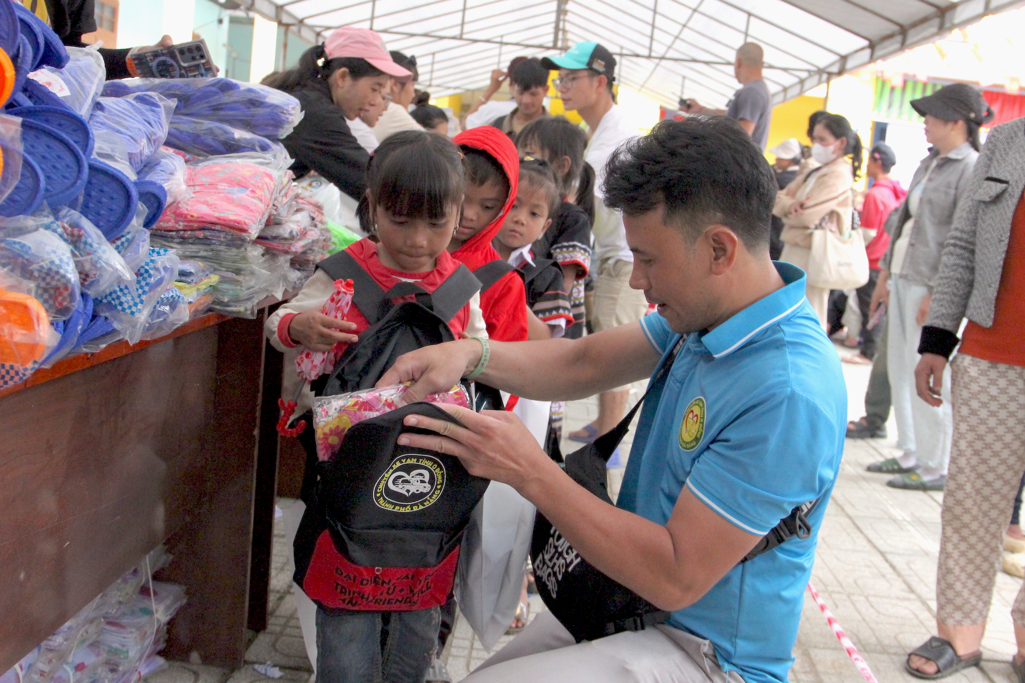 Đà Nẵng: Ngày tựu trường ngập niềm vui của học sinh miền núi Trà Linh