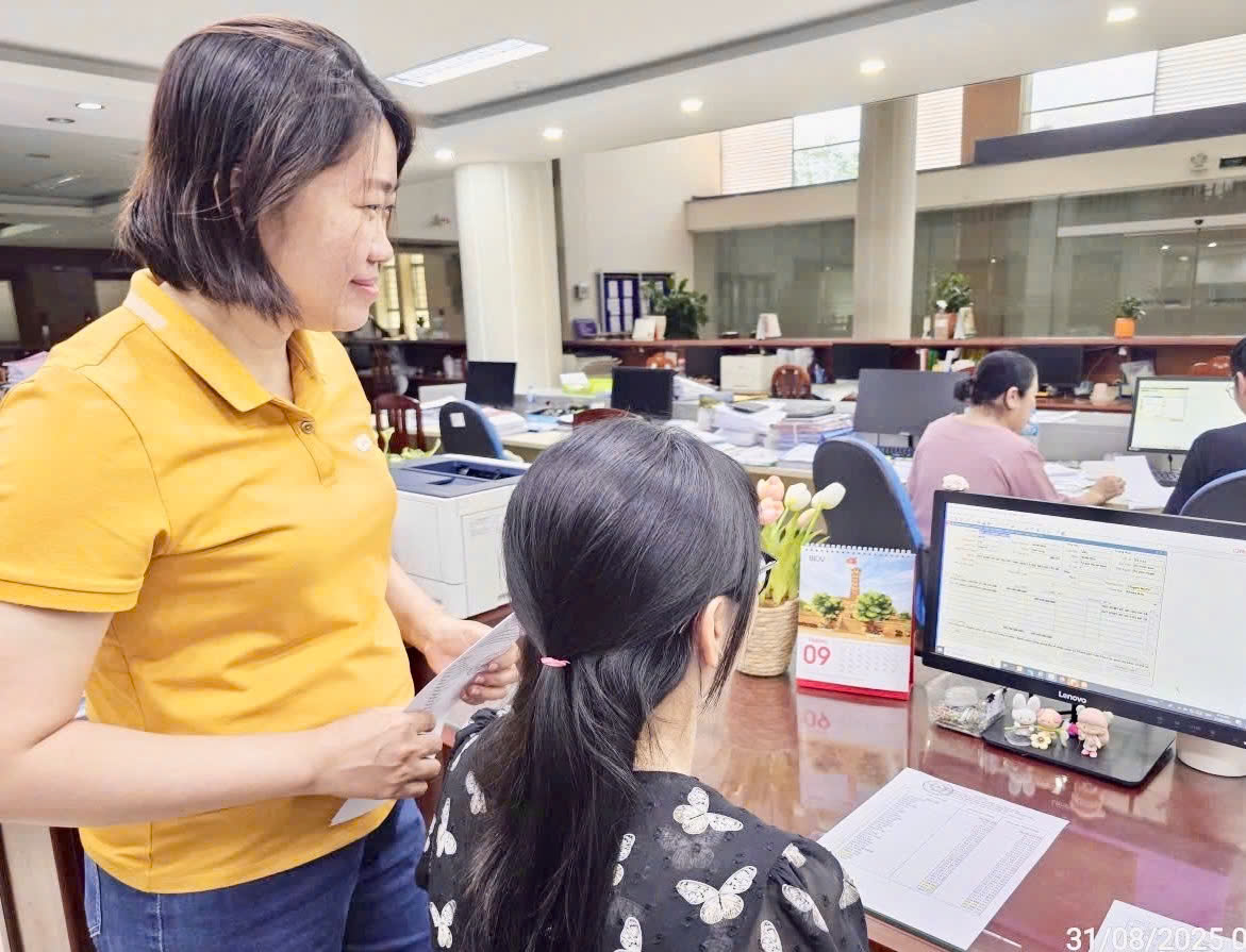 Cần Thơ: Người dân háo hức nhận quà mừng Tết Độc lập