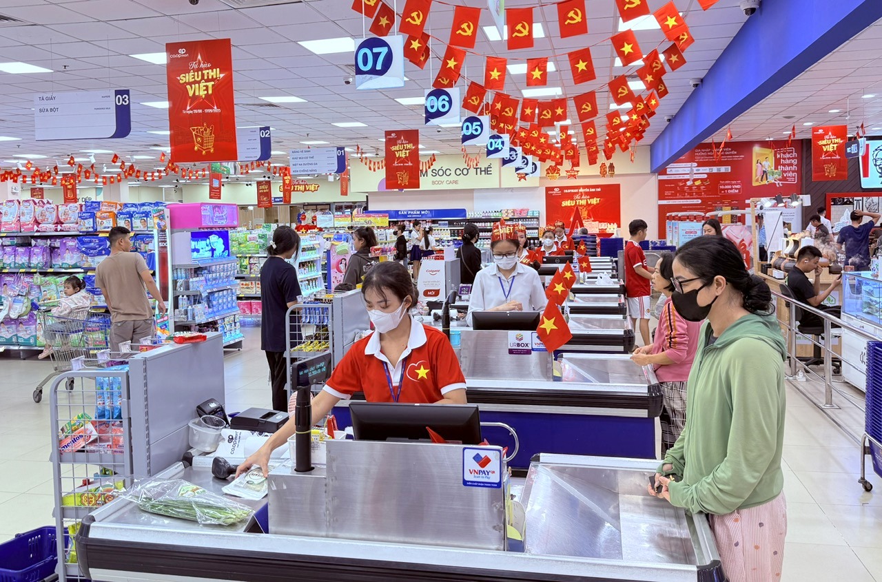 TP. Hồ Chí Minh: Khuyến mãi lớn dịp lễ 2/9, siêu thị vẫn vắng khách