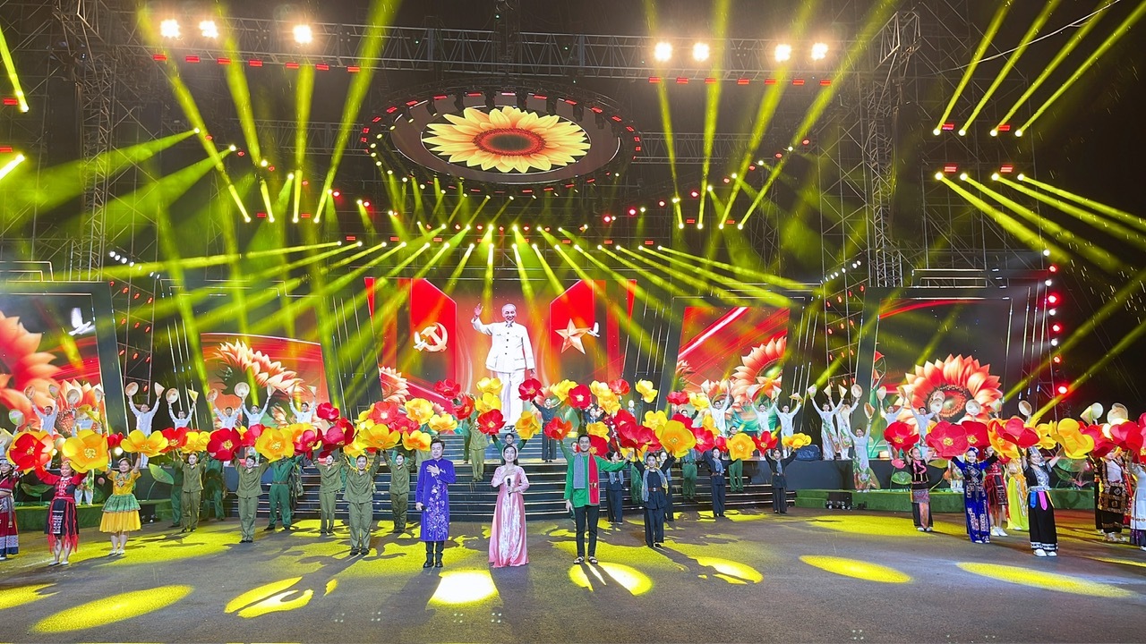 Cần Thơ tưng bừng với chương trình nghệ thuật “Lời Người vang mãi núi sông”