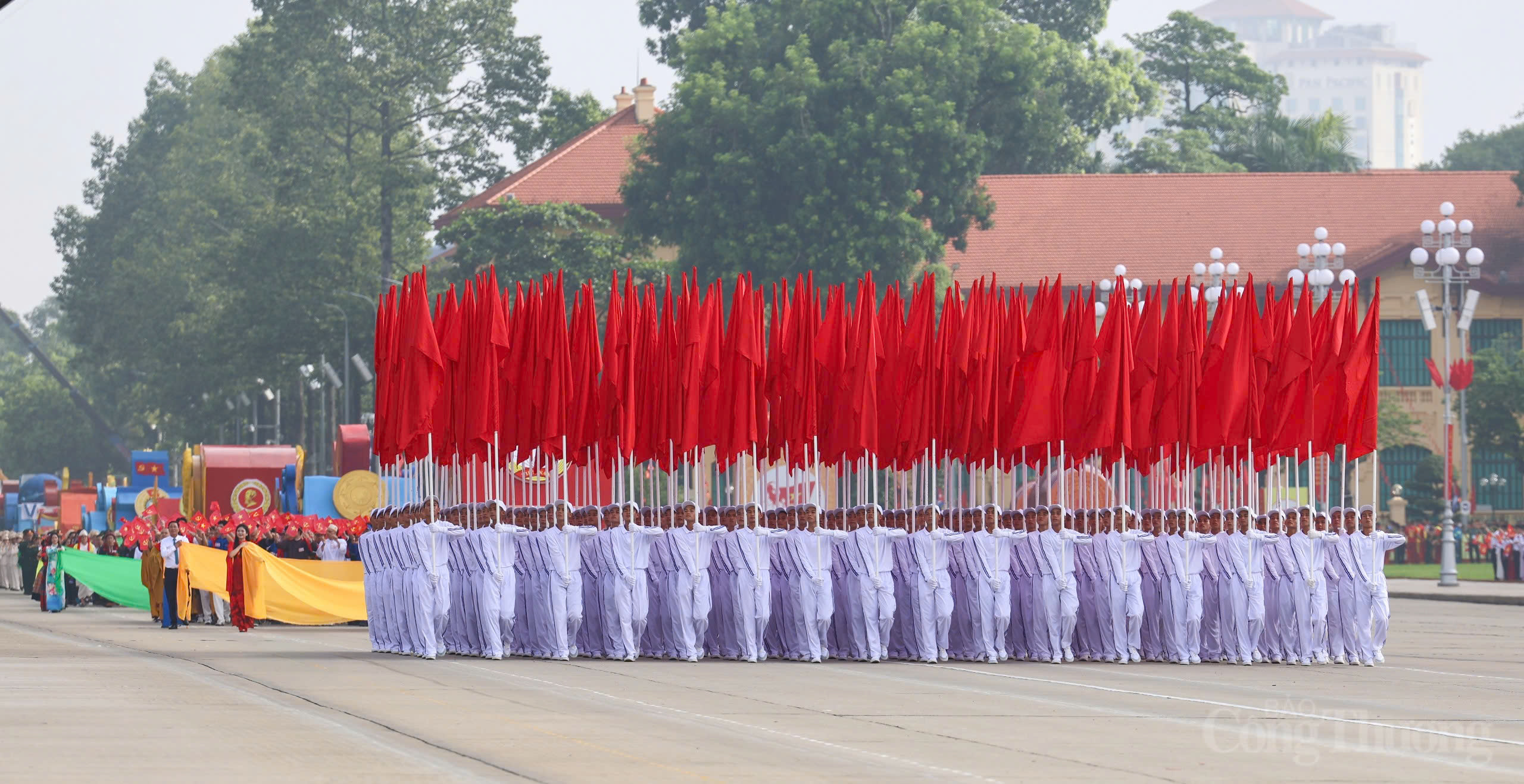 Khối Hồng kỳ diễu binh, diễu hành tại lễ kỷ niệm 80 năm Quốc khánh