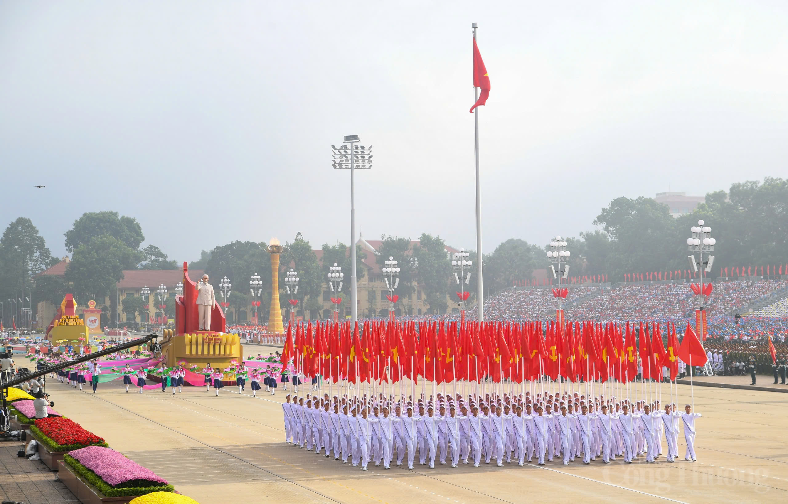 Khối cờ Đảng, cờ Tổ quốc dẫn đầu đoàn Nghi trượng