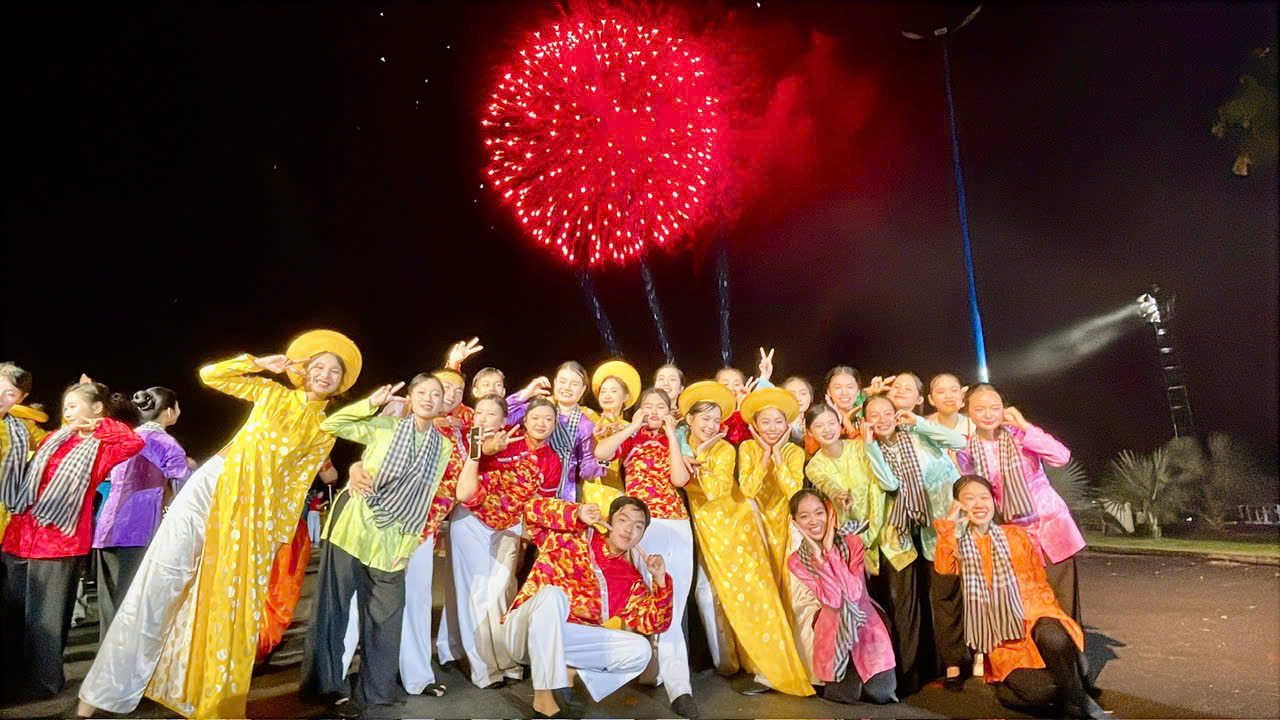 Màn pháo hoa rực rỡ trên bầu trời Cần Thơ