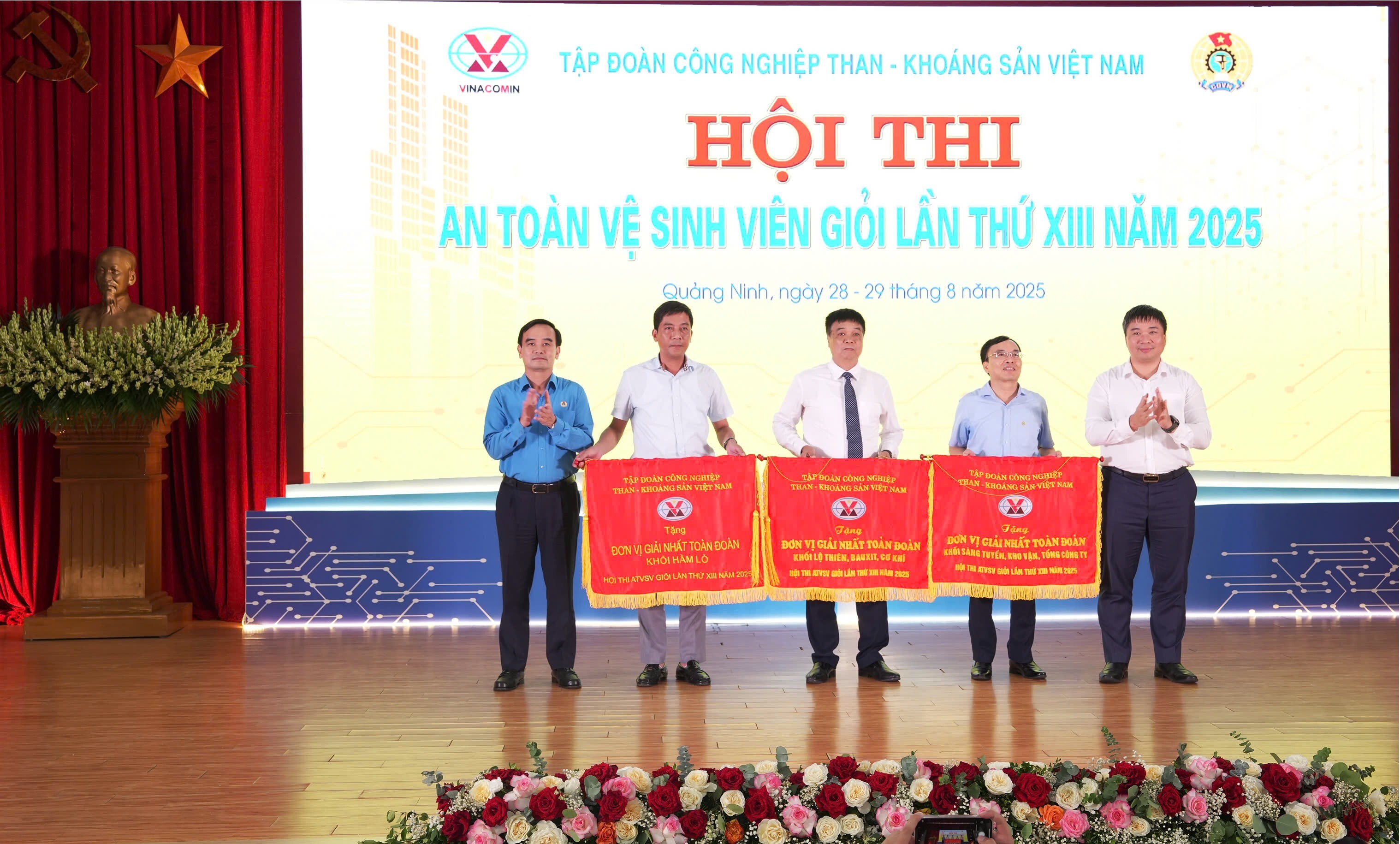 Trao cờ giải nhất toàn đoàn theo các Khối.
