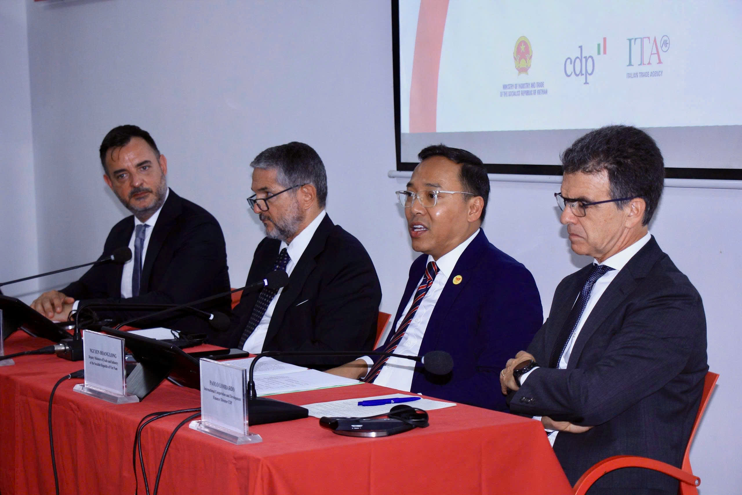 Chùm ảnh: Đối thoại bàn tròn Việt Nam - Italia về hợp tác năng lượng