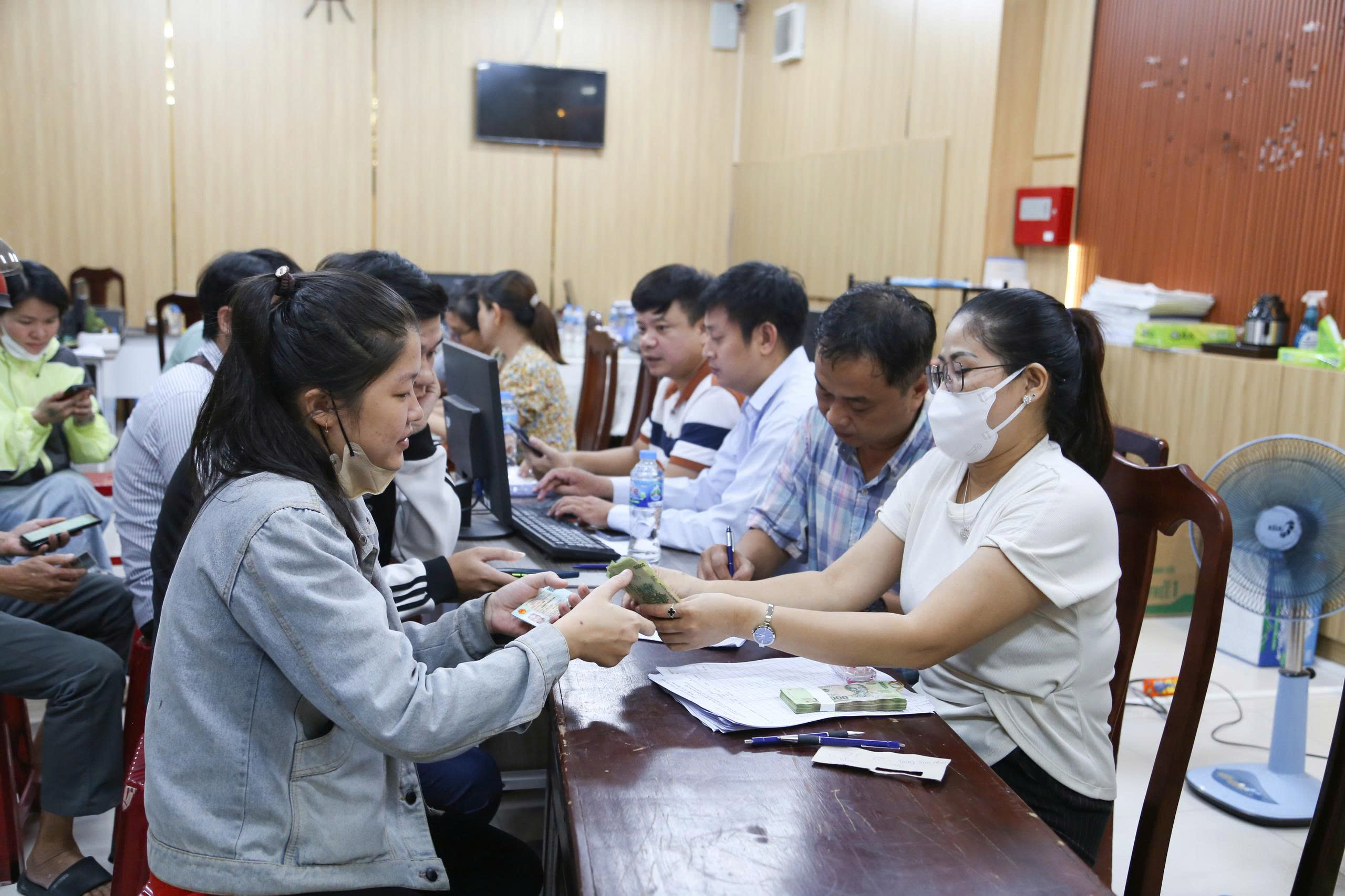 Chính quyền phục vụ: Nhìn từ việc tặng quà mừng 2/9 cho người dân