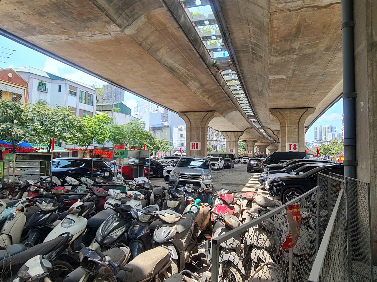 Cận cảnh các bãi trông giữ ô tô, xe máy “nêm chặt” gầm cầu ở Hà Nội