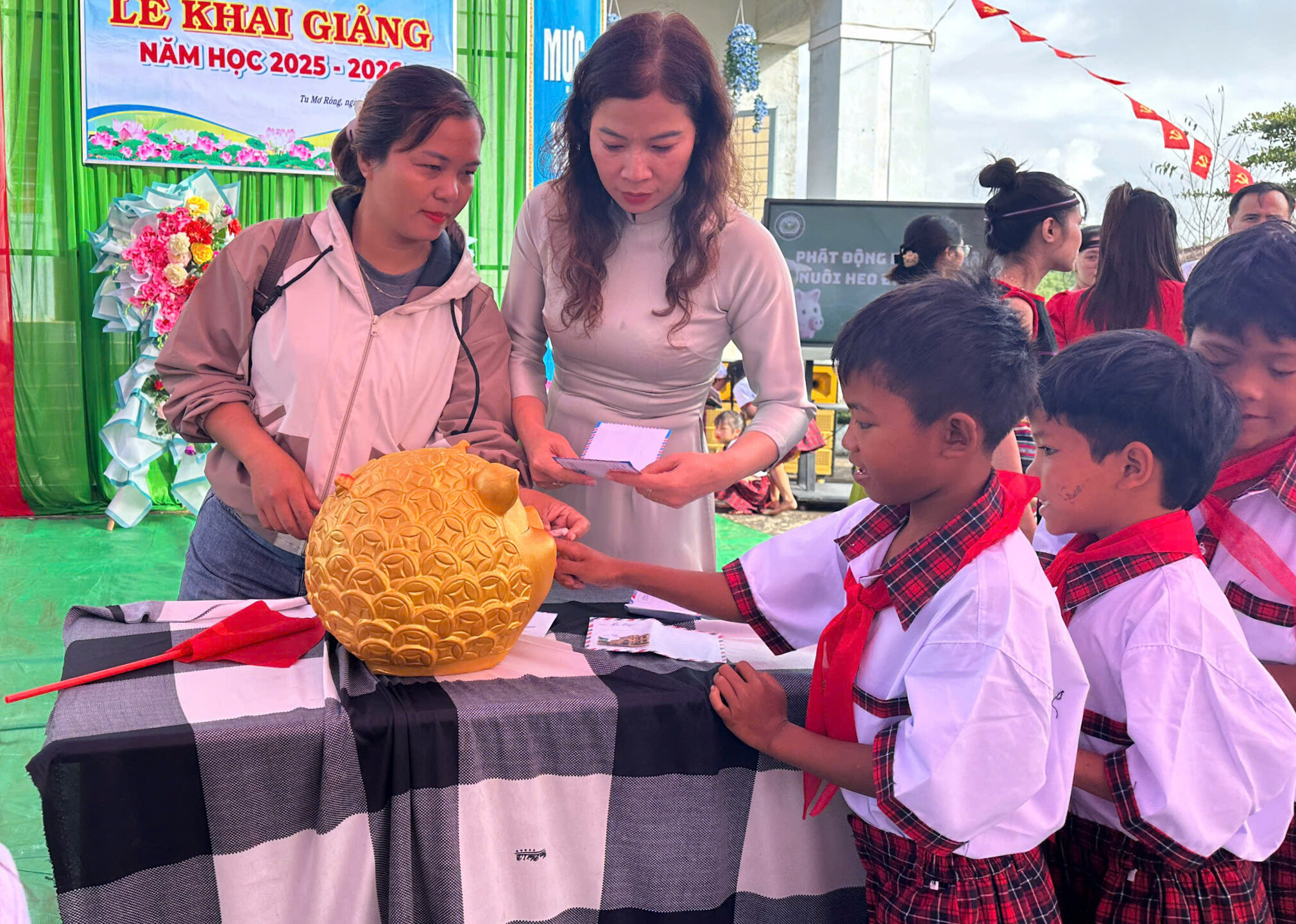 Ngày khai giảng, xã miền núi Quảng Ngãi gây quỹ nuôi học sinh mồ côi