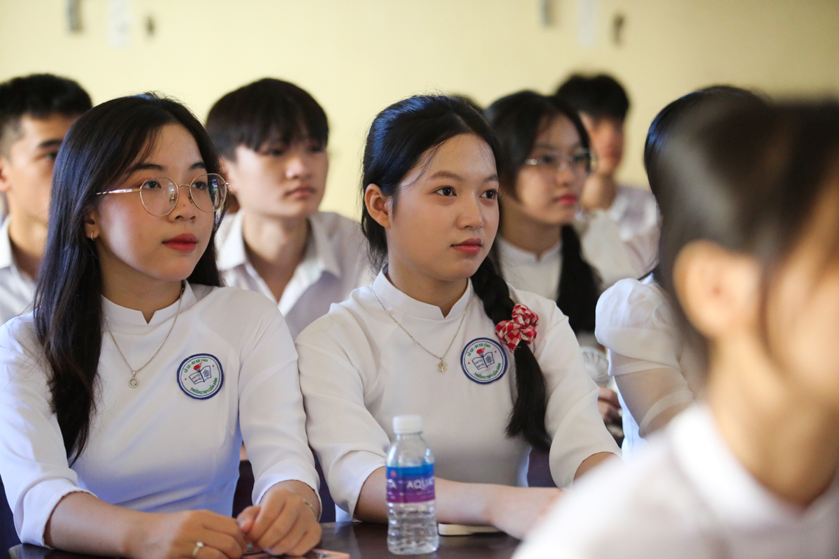 Các em học sinh bước vào năm học mới với trang phục gọn gàng.