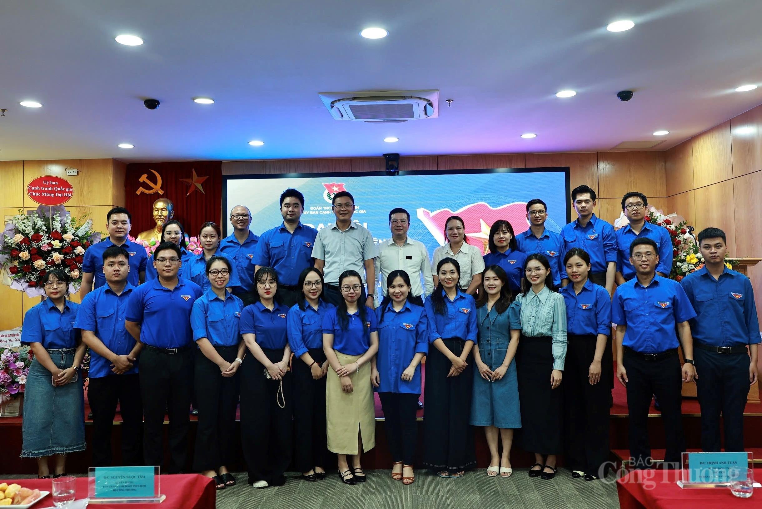 Ban Chấp hành Đoàn thanh niên Uỷ ban cạnh tranh quốc gia chụp ảnh lưu niệm.