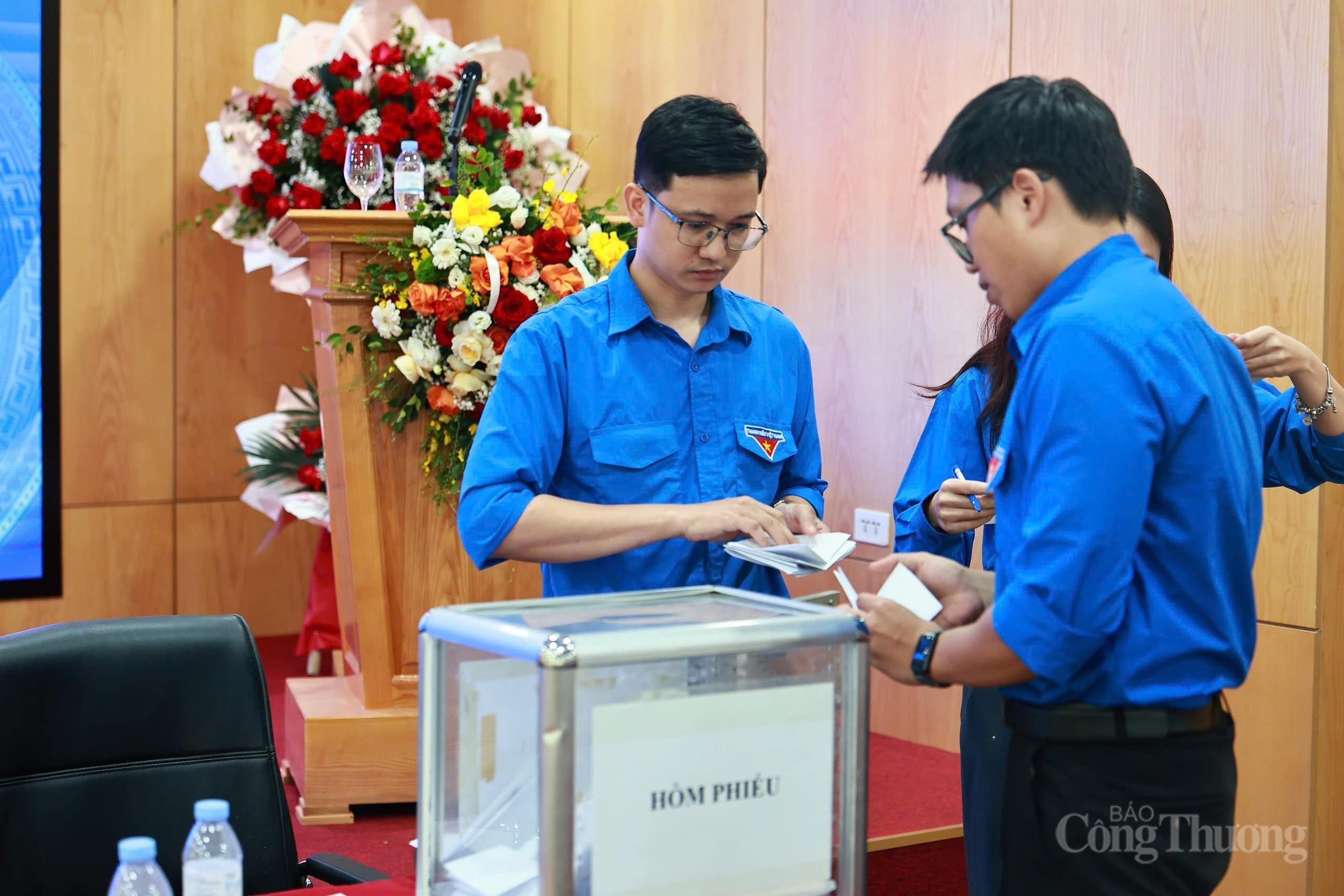 Đại hội thực hiện công tác bầu cử.