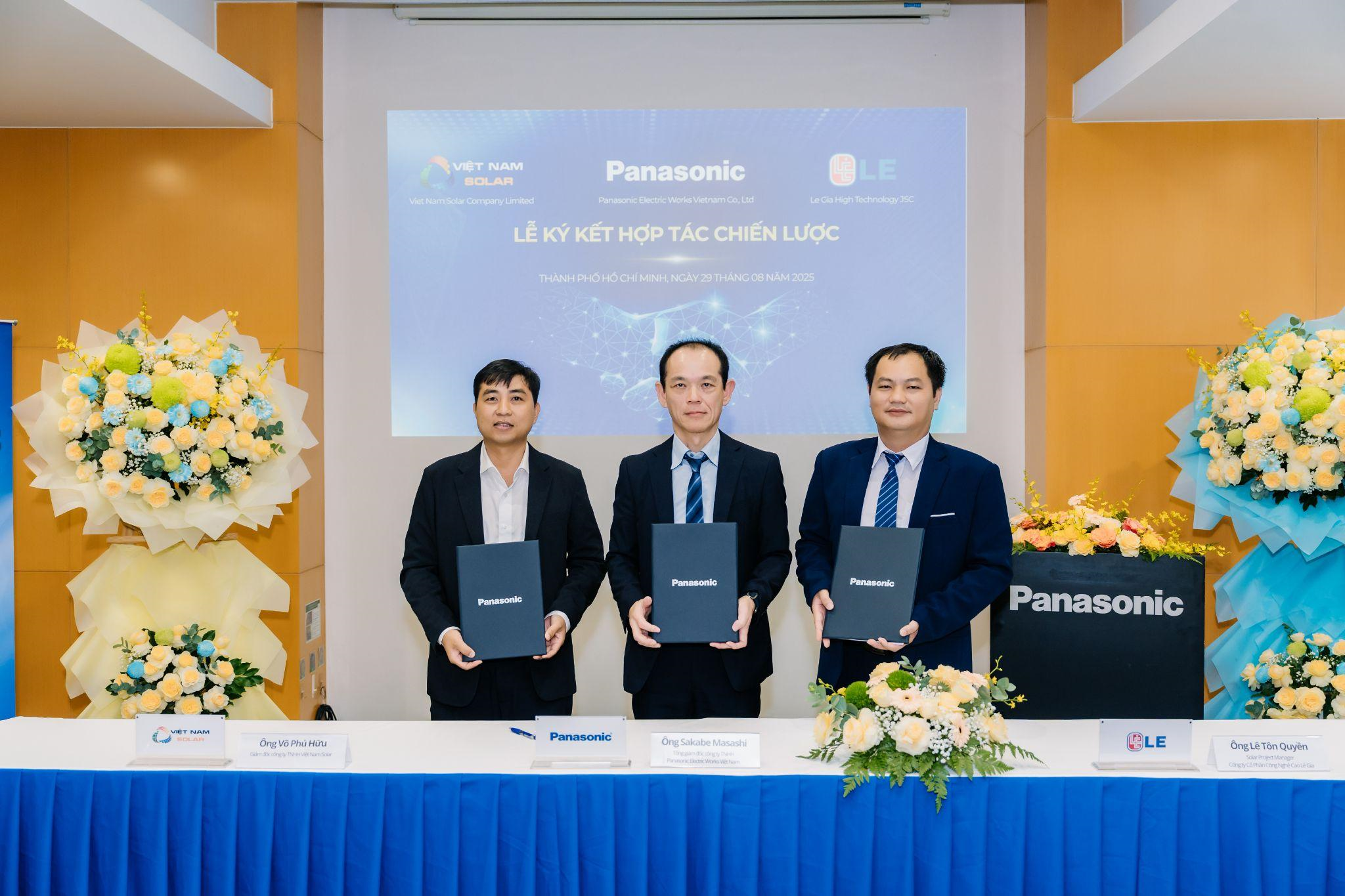 Việt Nam Solar hợp tác phân phối tấm pin mặt trời Panasonic
