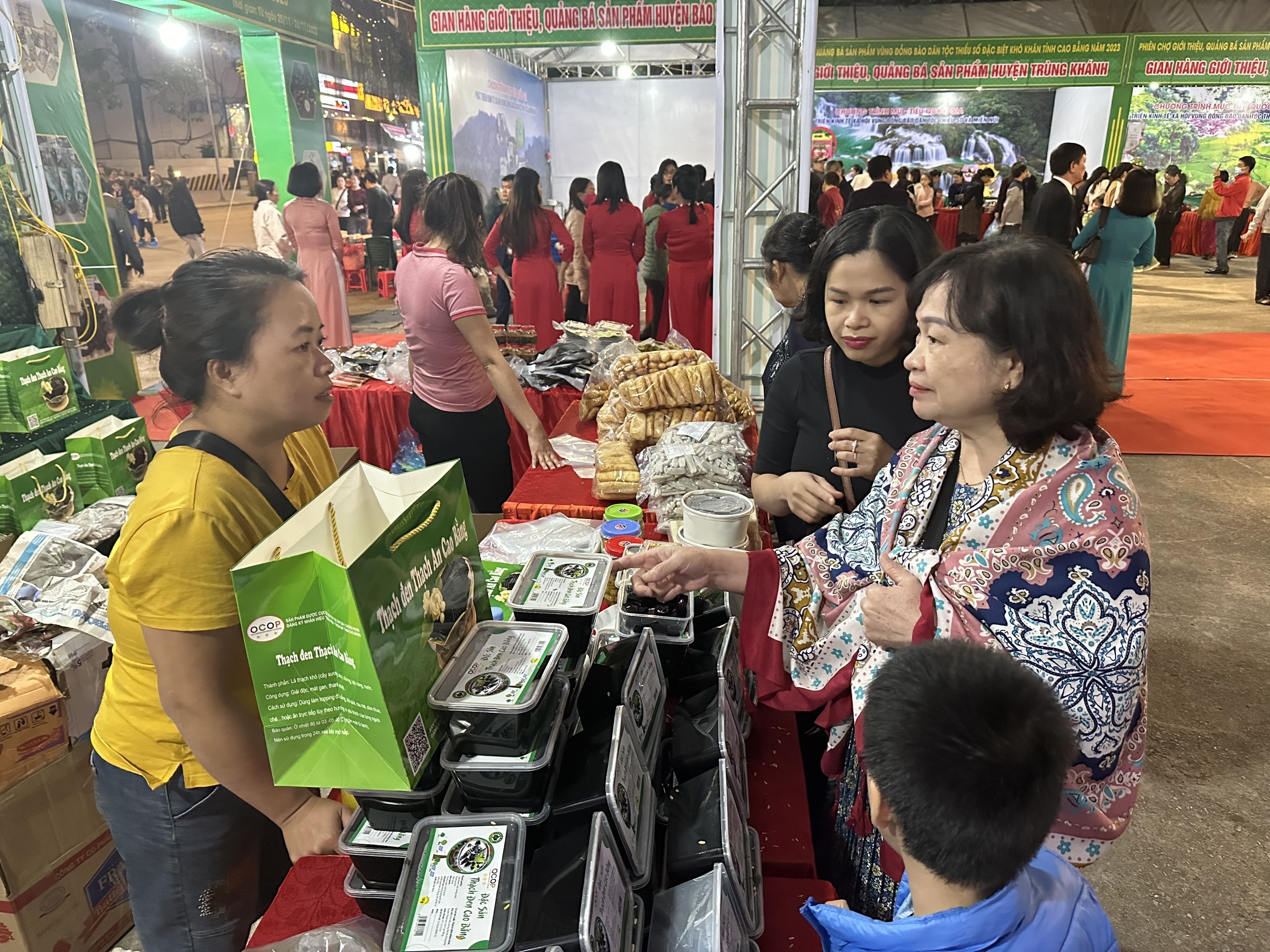 Phiên chợ Cao Bằng: Đưa nông sản vùng dân tộc thiểu số ra thị trường