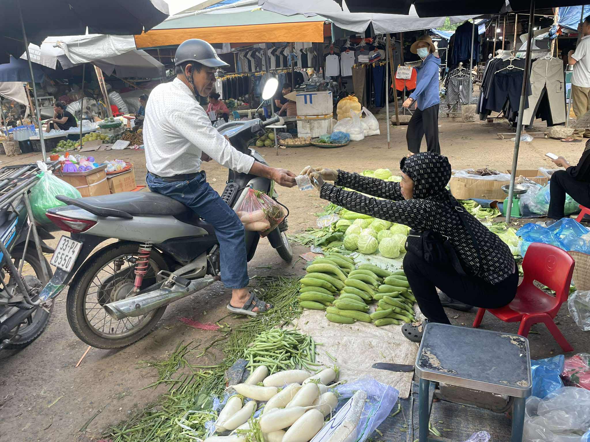 Hà Nội giá rau xanh tăng chóng mặt