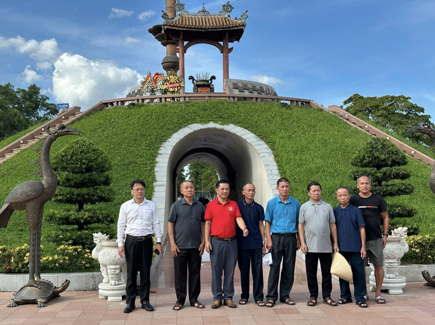 Đoàn thăm đài tưởng niệm Thành cổ Quảng Trị.