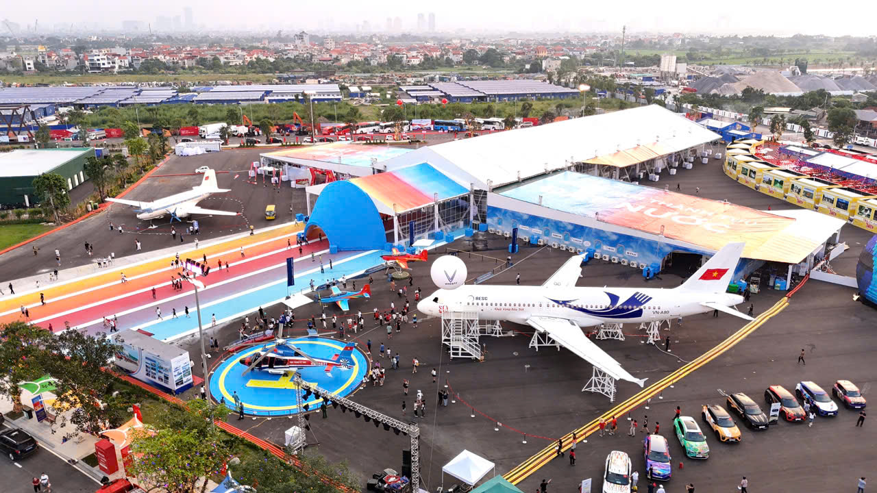 ‘Khát vọng bầu trời’ - cánh chim hút khách đến tận giờ bế mạc Triển lãm A80