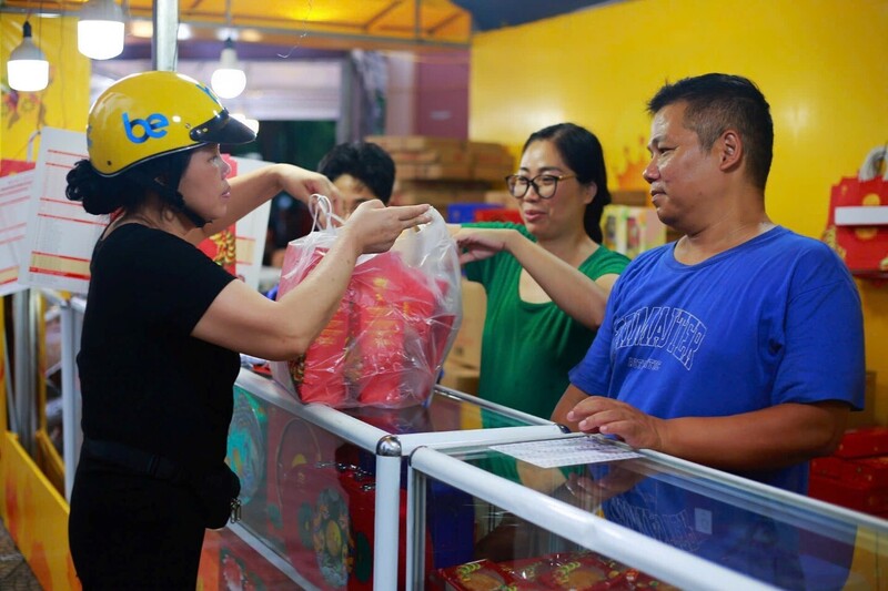 Hà Nội: Cửa hàng bánh trung thu bắt đầu 'đổ bộ'  vỉa hè