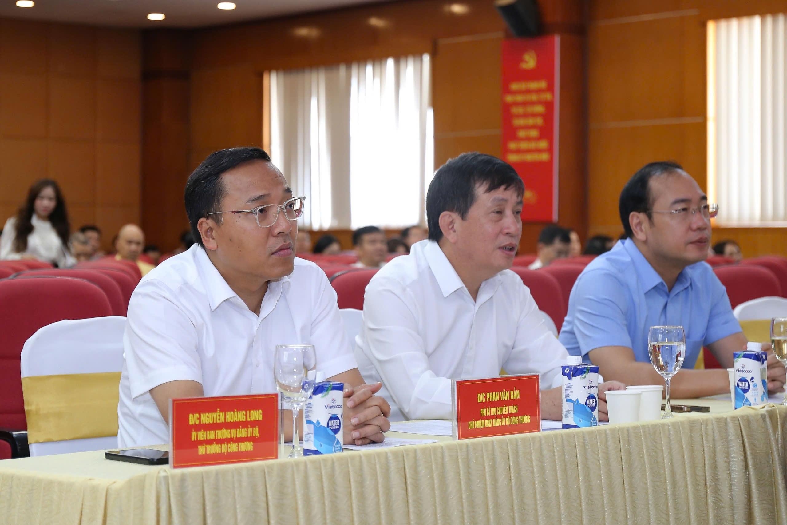 Đồng chí Nguyễn Hoàng Long, Uỷ viên Ban Thường vụ Đảng uỷ Bộ Công Thương, Thứ trưởng Bộ Công Thương dự Hội nghị tại điểm cầu Bộ Công Thương. Ảnh: HM