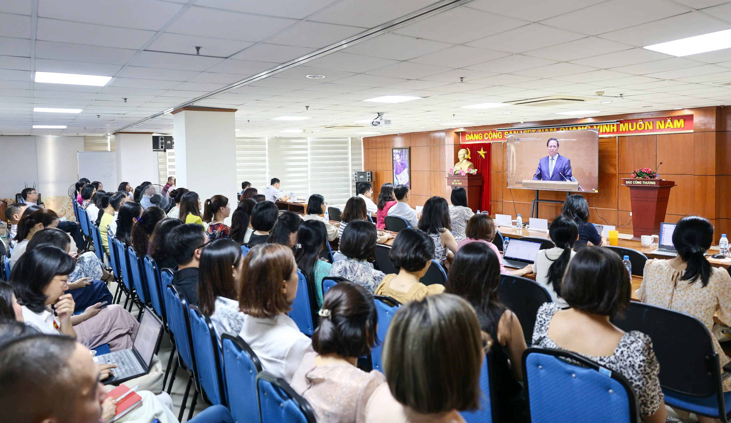 Các đại biểu nghe Uỷ viên Bộ Chính trị, Thủ tướng Chính phủ Phạm Minh Chính trình bày chuyên đề “Nội dung trọng tâm, cốt lõi của Nghị quyết số 71-NQ/TW, ngày 22/8/2025 của Bộ Chính trị về đột phá phát triển giáo dục và đào tạo