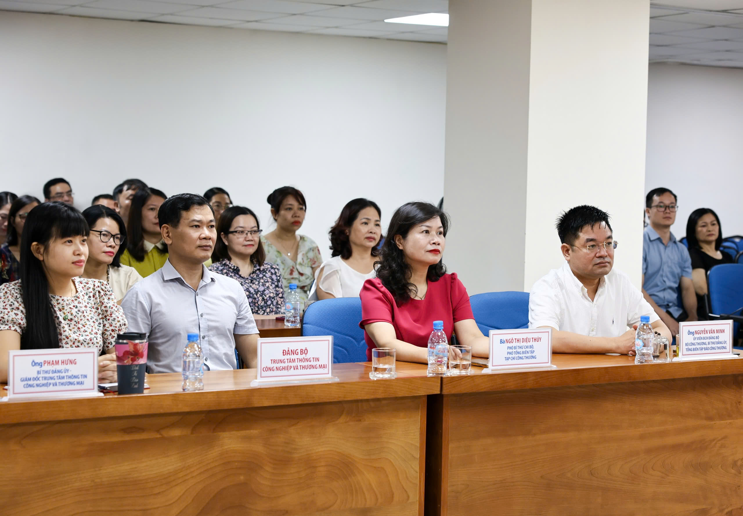 Bí thư Đảng uỷ, Tổng Biên tập Báo Công Thương Nguyễn Văn Minh cùng các đại biểu dự Hội nghị tại điểm cầu Báo Công Thương (Bộ Công Thương).