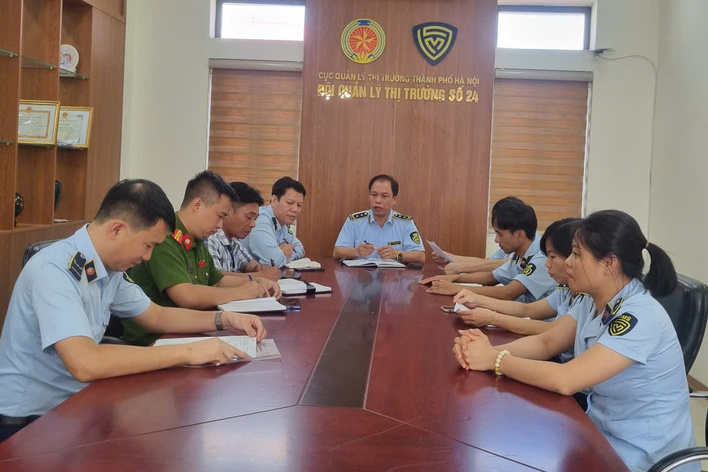 Ông Vương Bá Dũng triển khai cuộc họp trước khi đi kiểm tra cơ sở sản xuất bánh Trung thu. Ảnh: Văn Thi.