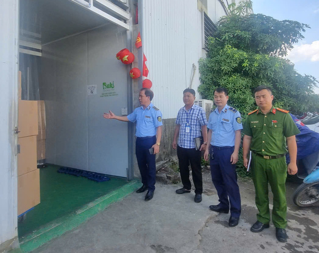Kết quả cho thấy khu vực kho bảo quản chưa bố trí đủ giá kệ theo yêu cầu vệ sinh an toàn thực phẩm. Ảnh: Văn Thi.