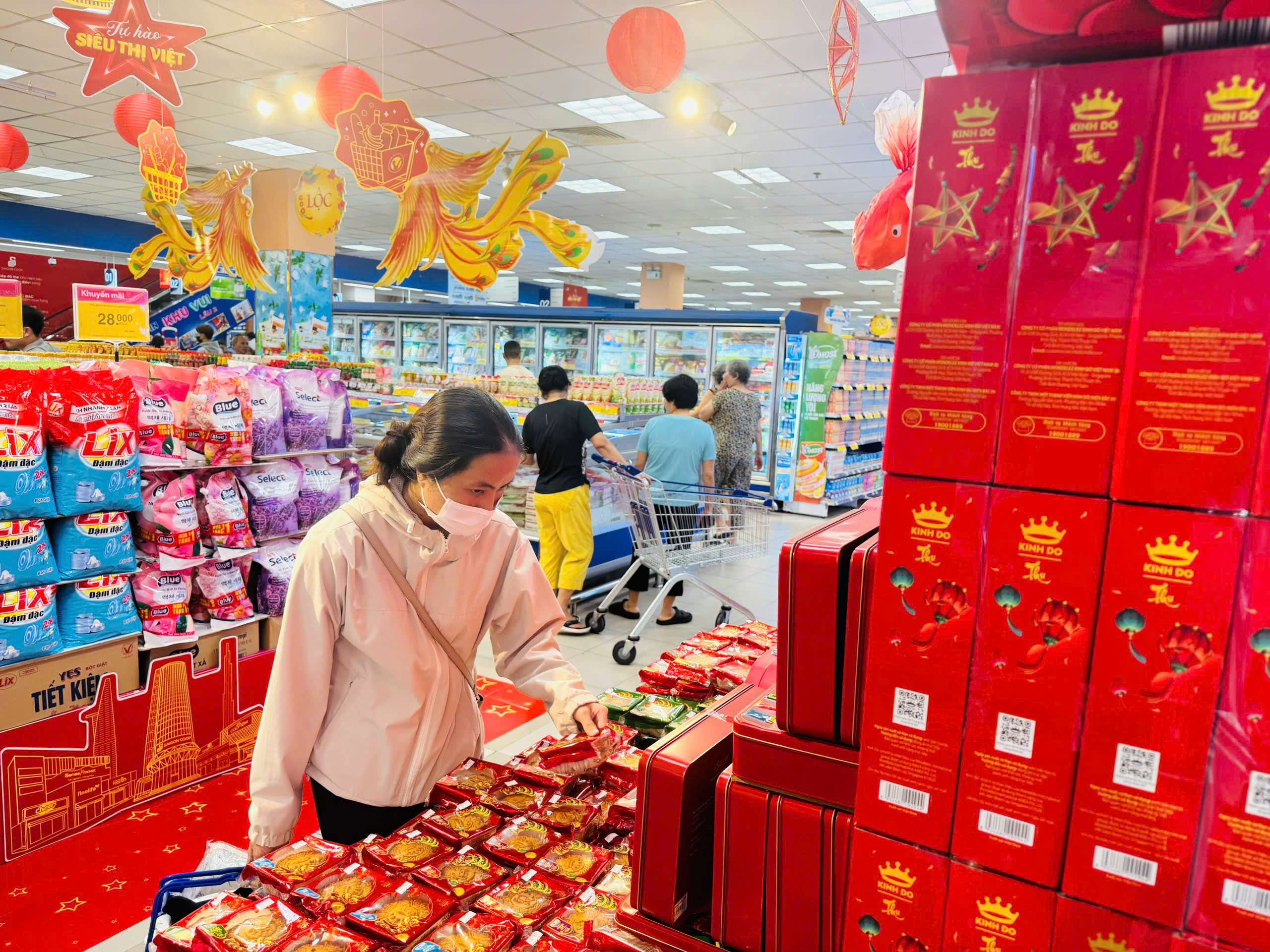 Bánh Trung thu Việt chiếm thế thượng phong trong giỏ quà tặng