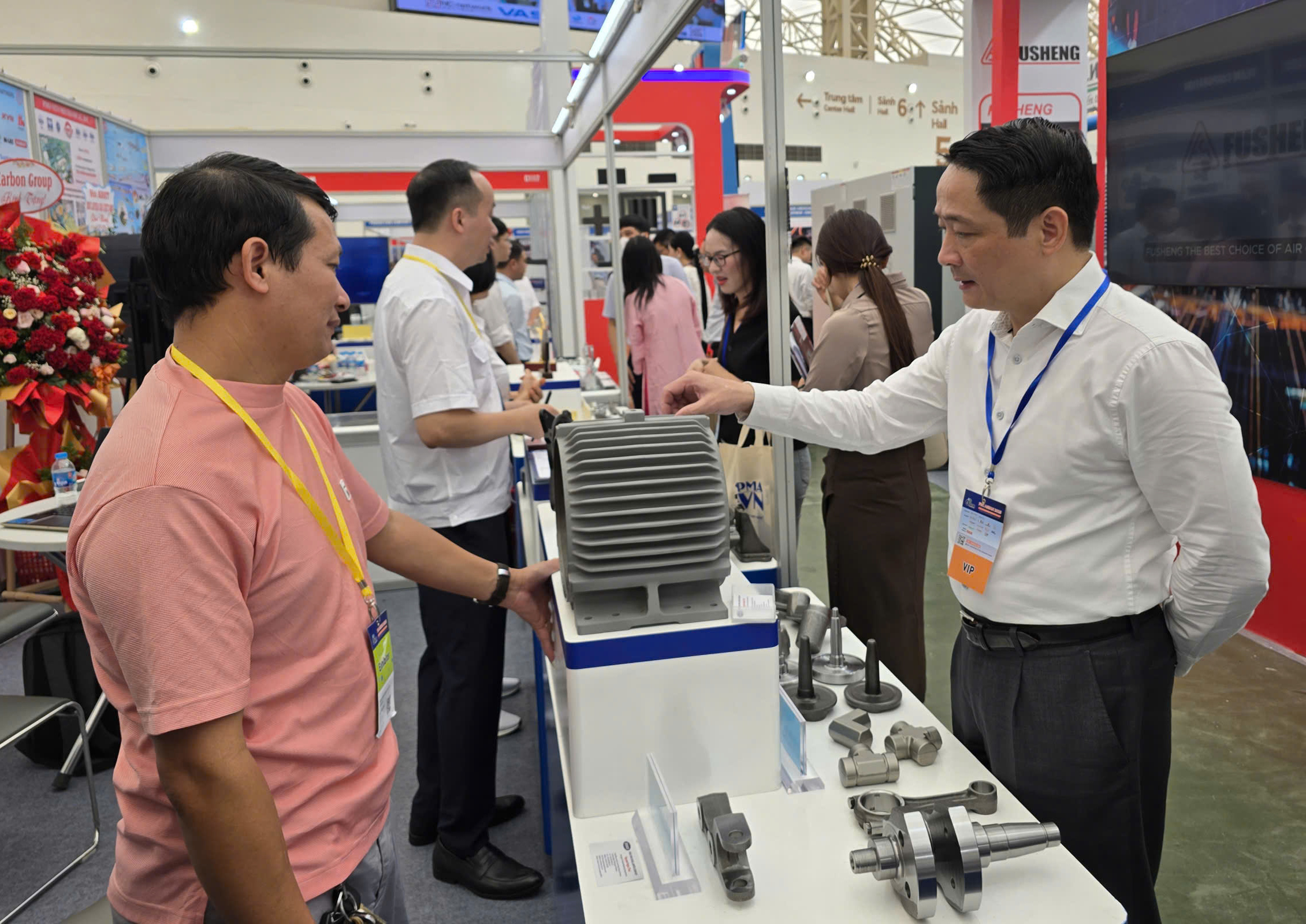 Ông Nguyễn Hoàng Giang -Tổng giám đốc VEAM tại gian hàng của Tổng công ty tại Hội chợ Triển lãm công nghiệp hỗ trợ Hà Nội 2025.