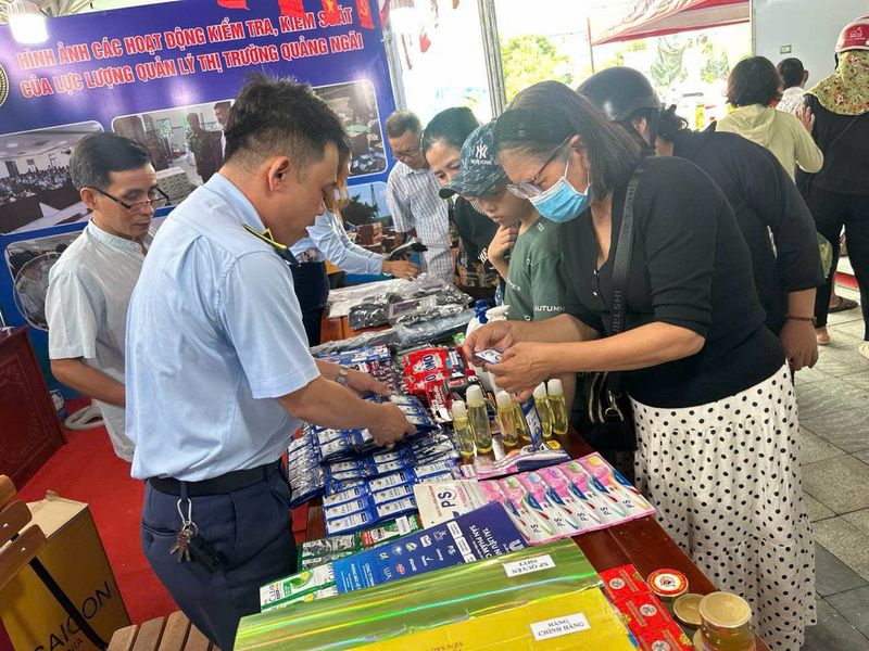 Quản lý thị trường nhận diện hàng thật – Hàng giả tại hội chợ