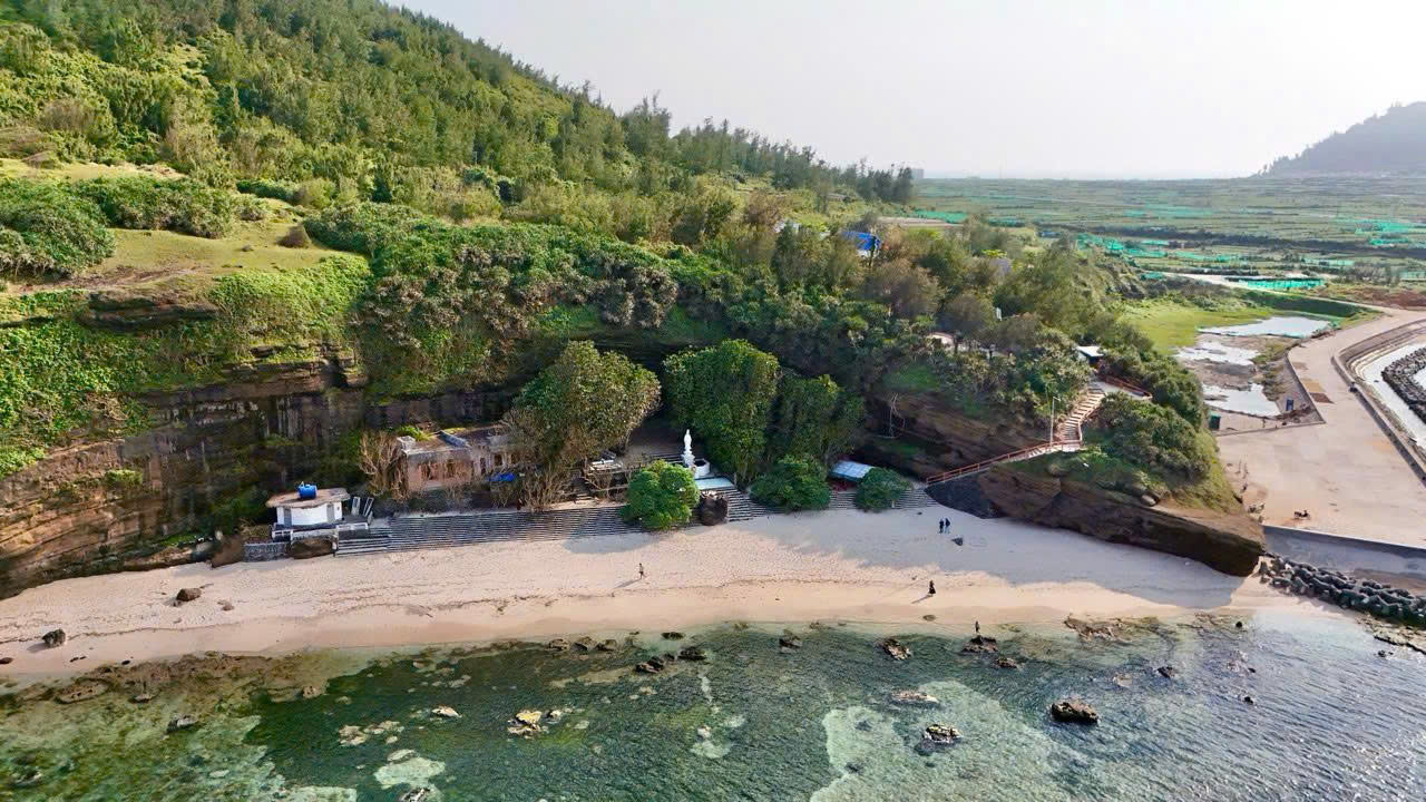 Kỳ bí ngôi chùa “không sư” trong hang núi lửa triệu năm ở Lý Sơn