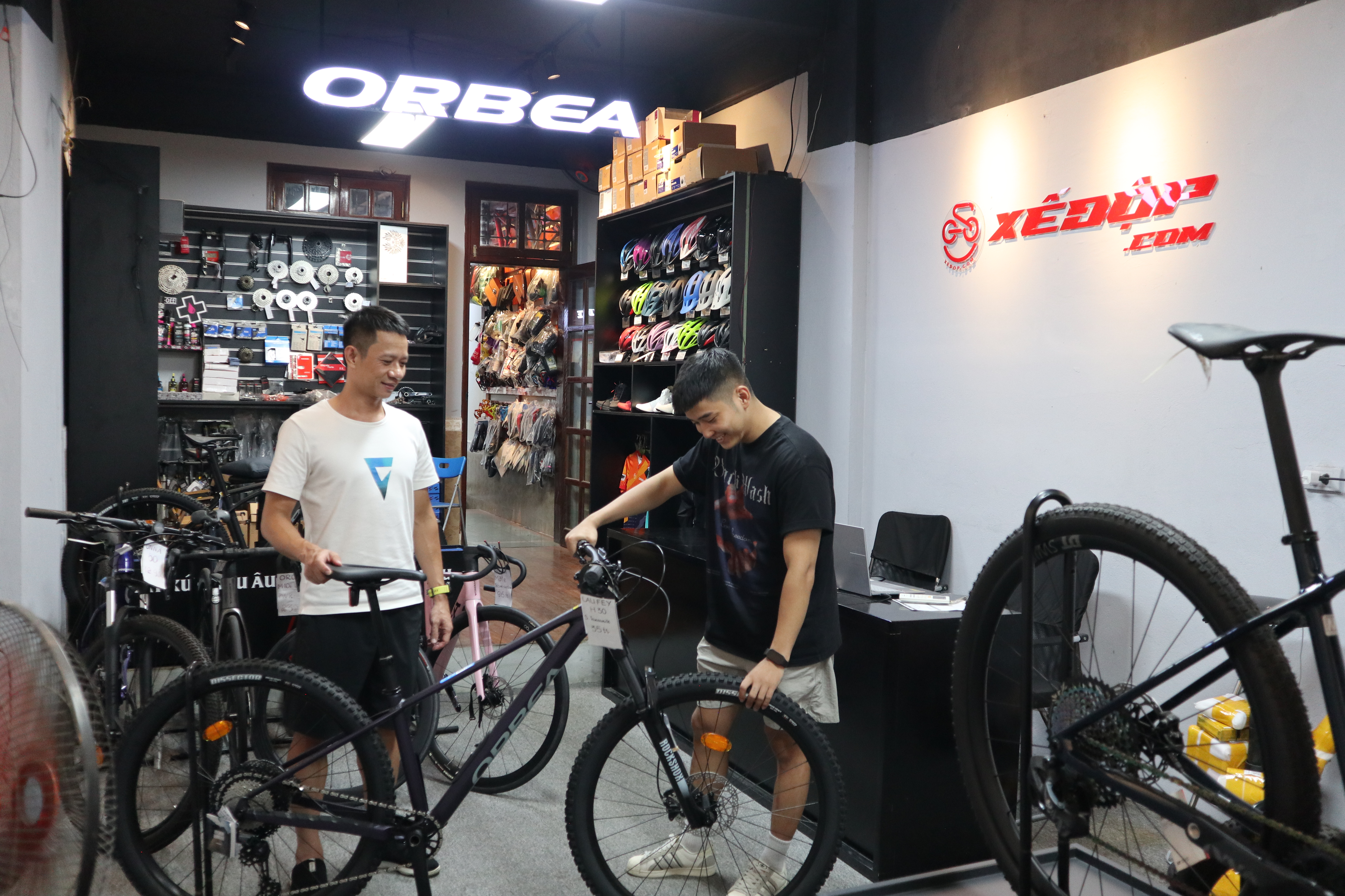 Độc, lạ thú chơi xe đạp của người Hà Thành