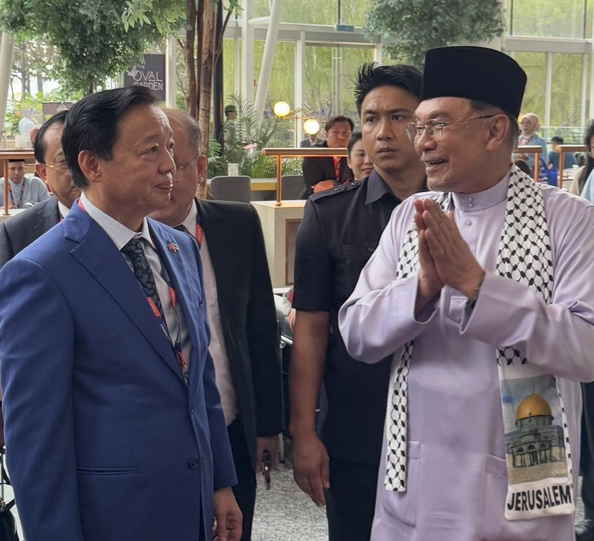 Phó Thủ tướng Trần Hồng Hà tiếp xúc, trao đổi với Thủ tướng Malaysia Ibrahim bên lề MIHAS 2025.
