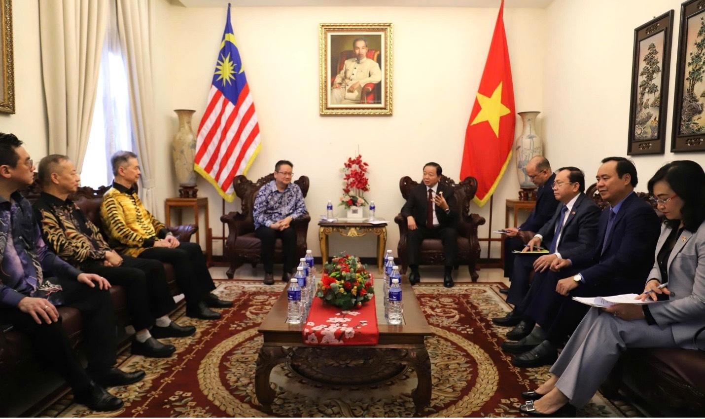 Phó Thủ tướng Trần Hồng Hà tiếp Ông Dato' Jeffery Tan - Tổng thư ký Hiệp hội các Phòng Thương mại và Công nghiệp Malaysia gốc Hoa (ACCCIM). Ảnh: VGP/XT.
