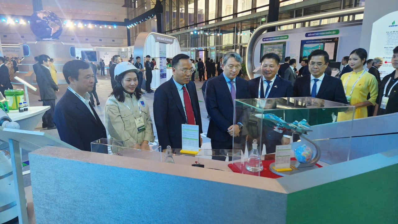 Thứ trưởng Nguyễn Hoàng Long và lãnh đạo các Bộ, ngành tham quan thành tựu khoa học công nghệ của Petrovietnam.