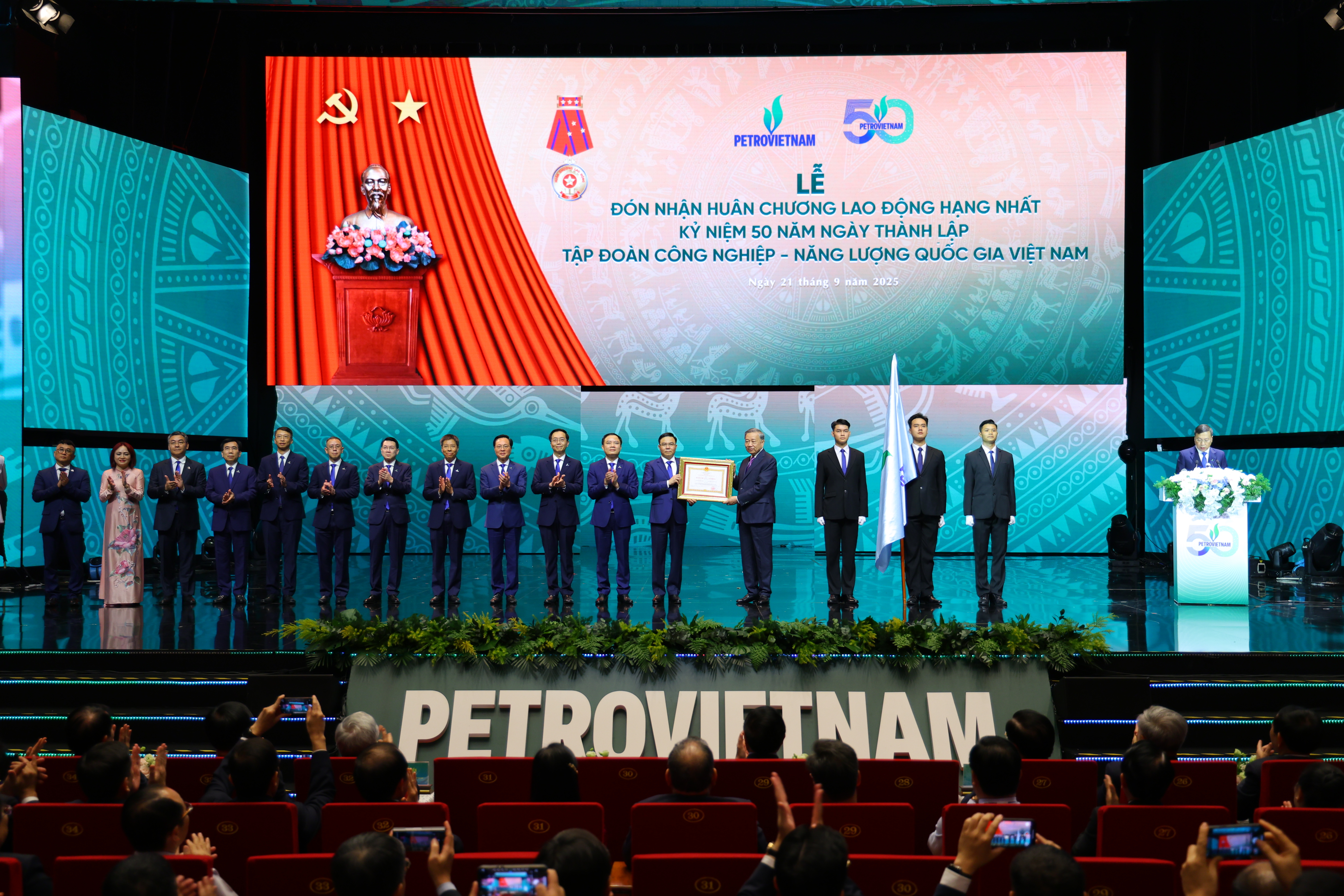 Tổng Bí thư Tô Lâm trao tặng Petrovietnam Huân chương Lao động hạng Nhất ghi nhận những đóng góp không ngừng nghỉ trong suốt 50 năm qua của Tập đoàn Công nghiệp - Năng lượng Quốc gia Việt Nam.
