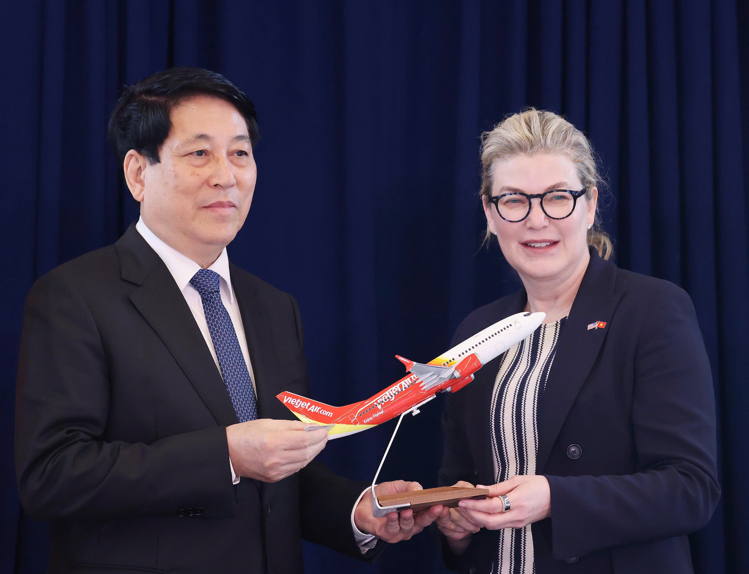 Bà Stephanie Pope, Chủ tịch kiêm Tổng giám đốc Boeing Commercial Airplanes gửi tặng Chủ tịch nước Lương Cường mô hình tàu bay Boeing 737-8 đầu tiên trong đơn đặt hàng 200 chiếc với Boeing. Ảnh: Lâm Khánh