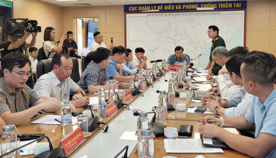 Thiếu tướng Phạm Hải Châu - Phó cục trưởng Cục Cứu hộ - Cứu nạn, Bộ Tổng Tham mưu quân đội nhân dân Việt Nam báo cáo công tác ứng phó với bão số 10.