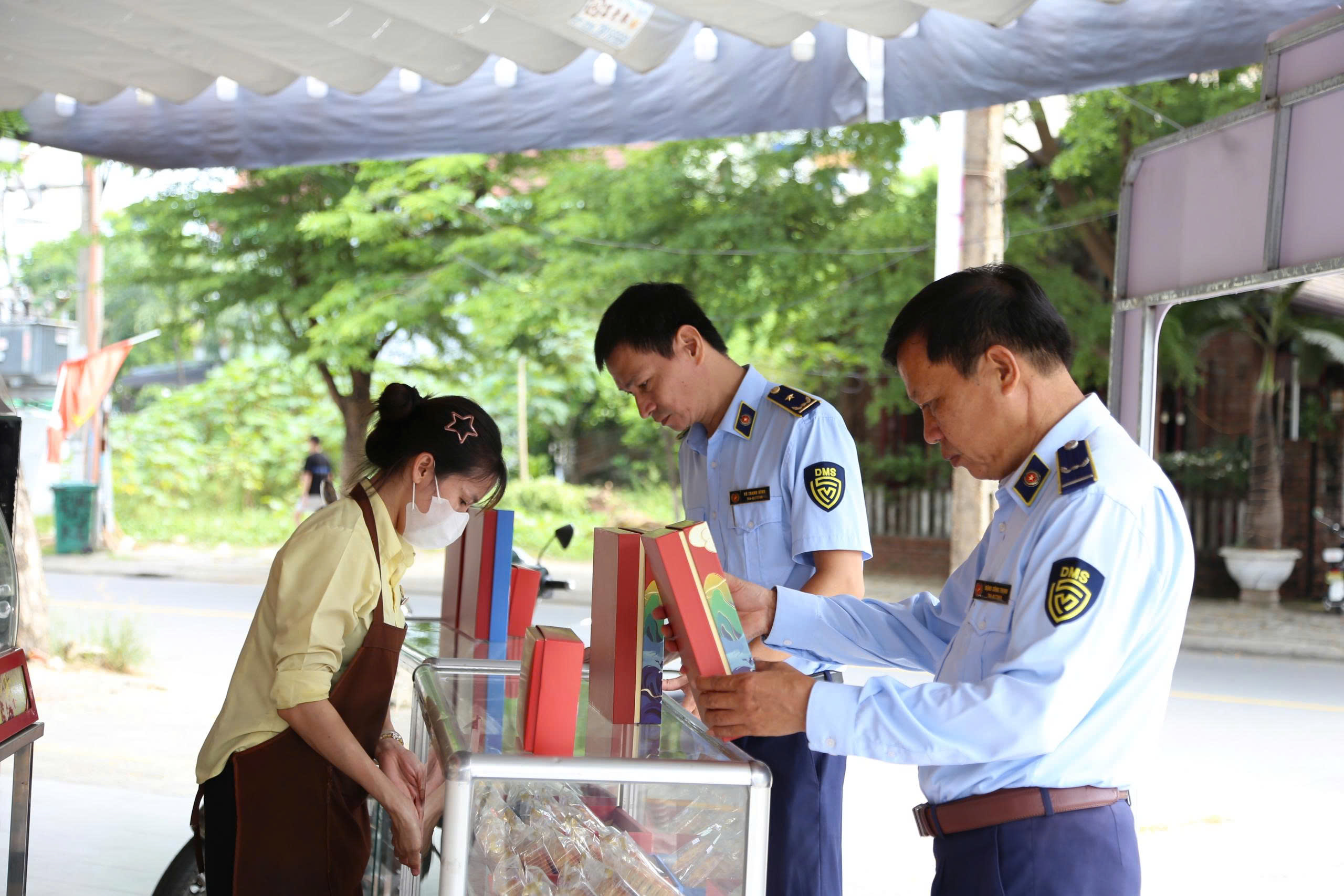 Đà Nẵng: Thị trường bánh Trung thu trầm lắng, QLTT siết kiểm soát