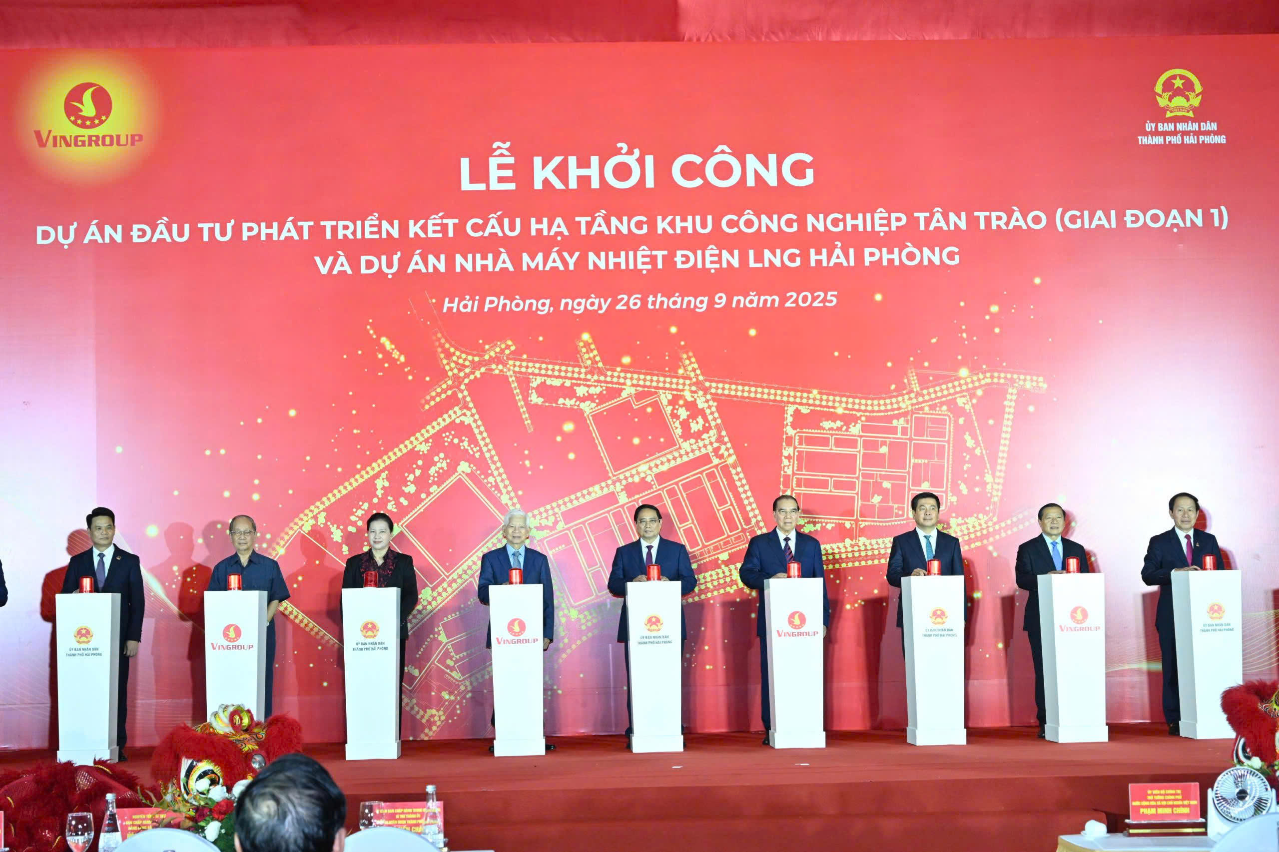 Thủ tướng Phạm Minh Chính và các đại biểu nhấn nút khởi công hai dự án trọng điểm tại TP. Hải Phòng. Ảnh: Cấn Dũng
