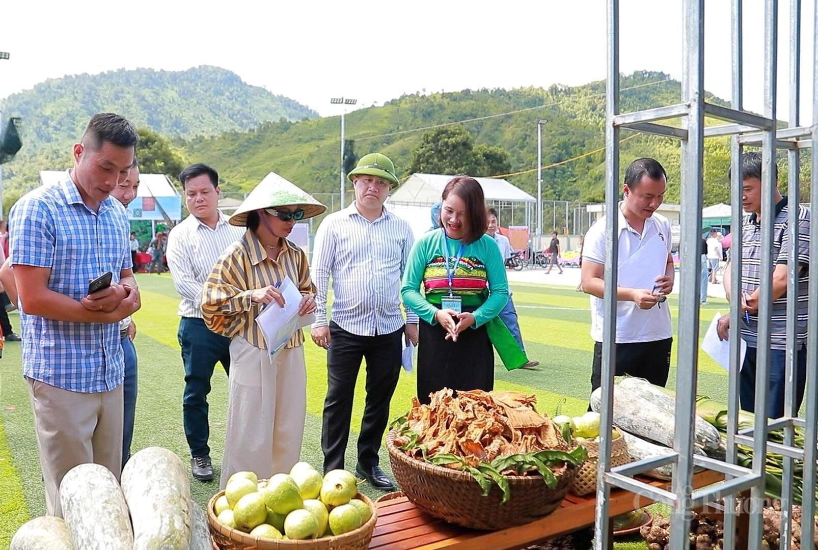 Phiên chợ vùng cao: Cơ hội quảng bá sản vật, mở rộng giao thương
