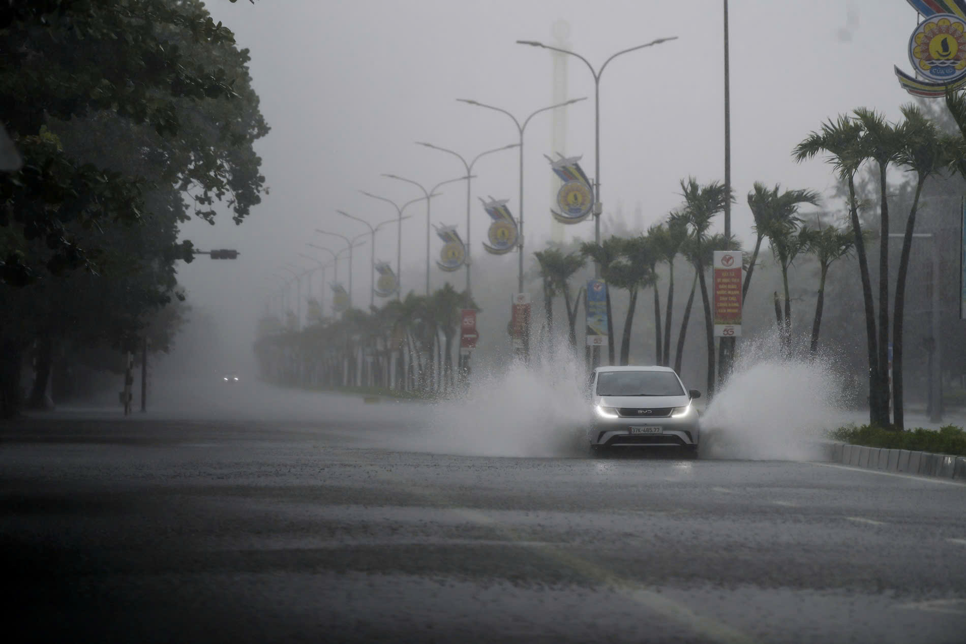 Nghệ An cấm đường, đóng cửa chợ tạm thời để ứng phó bão số 10