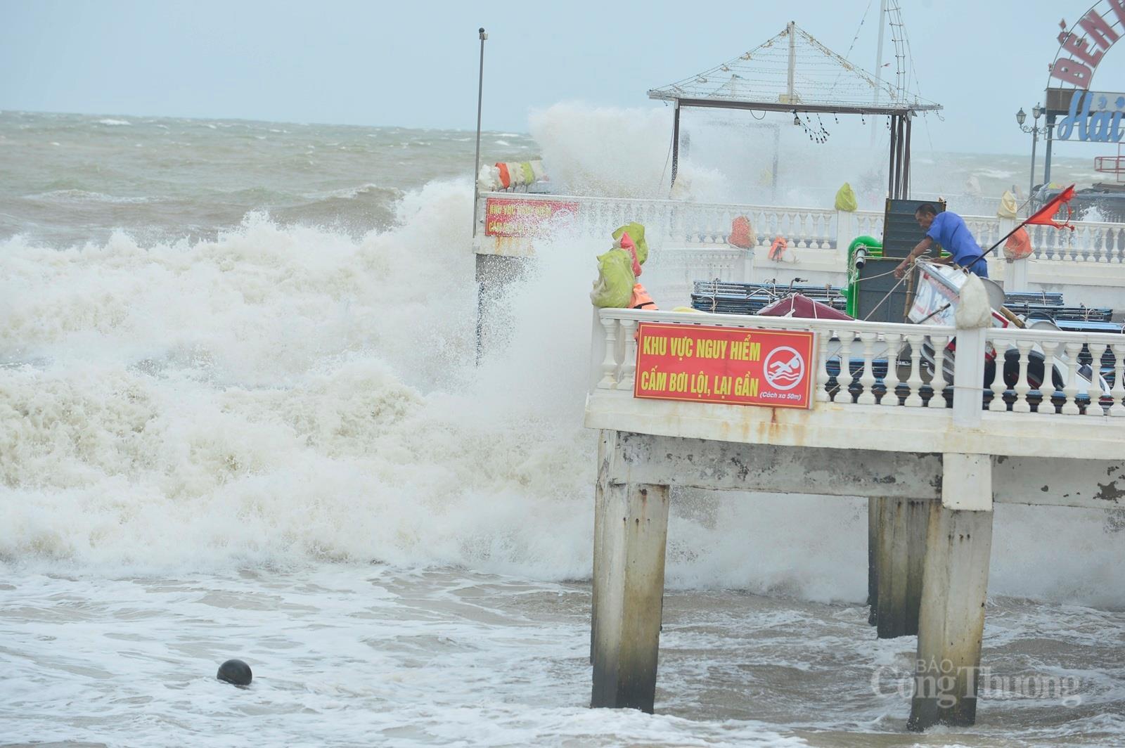 Ven biển Thanh Hóa: Sóng lớn dồn dập trước giờ bão số 10 đổ bộ