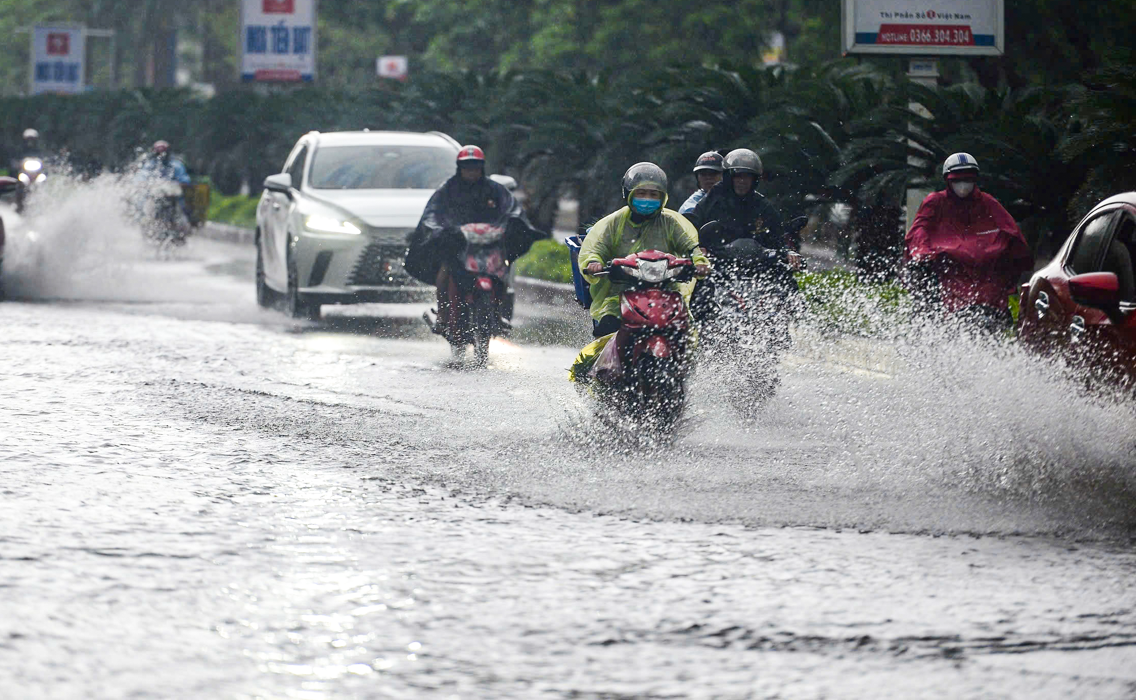 Nhiều tuyến phố ở Nghệ An biến thành ‘sông’, giao thông ách tắc