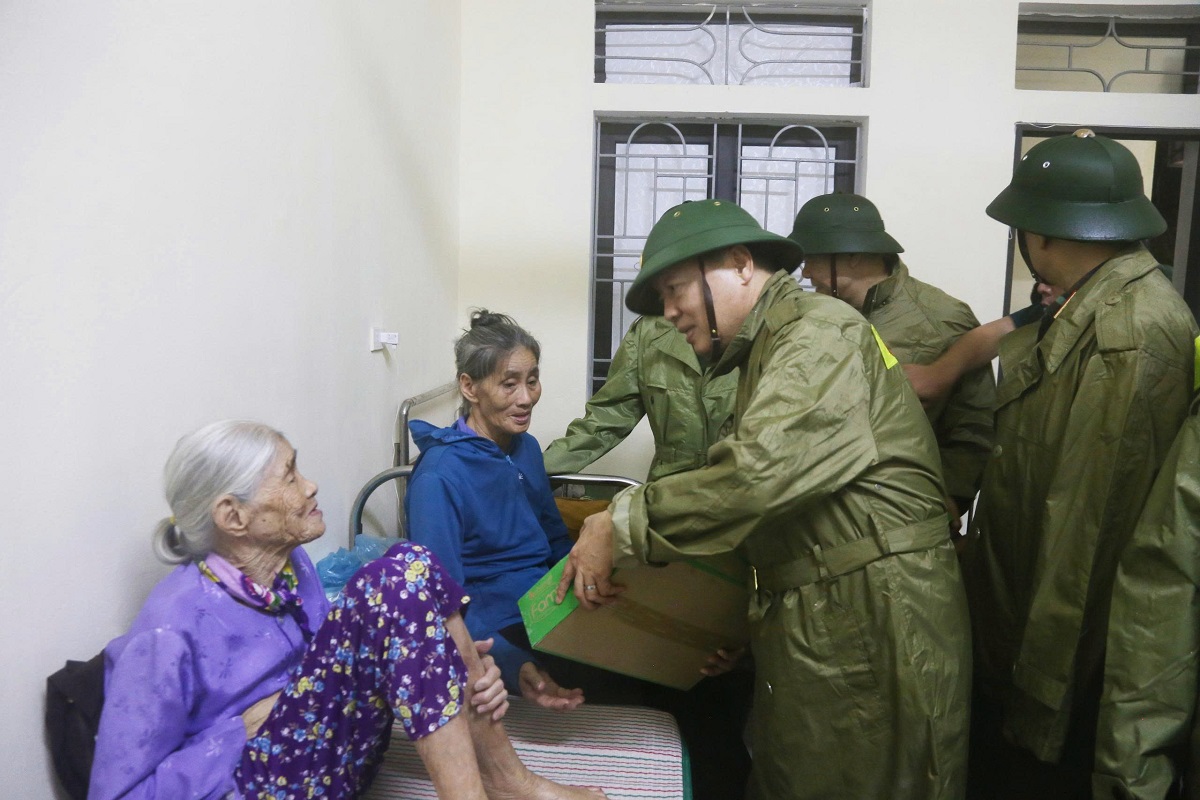 Phó Thủ tướng Trần Hồng Hà động viên bà con sơ tán bão tại Hà Tĩnh