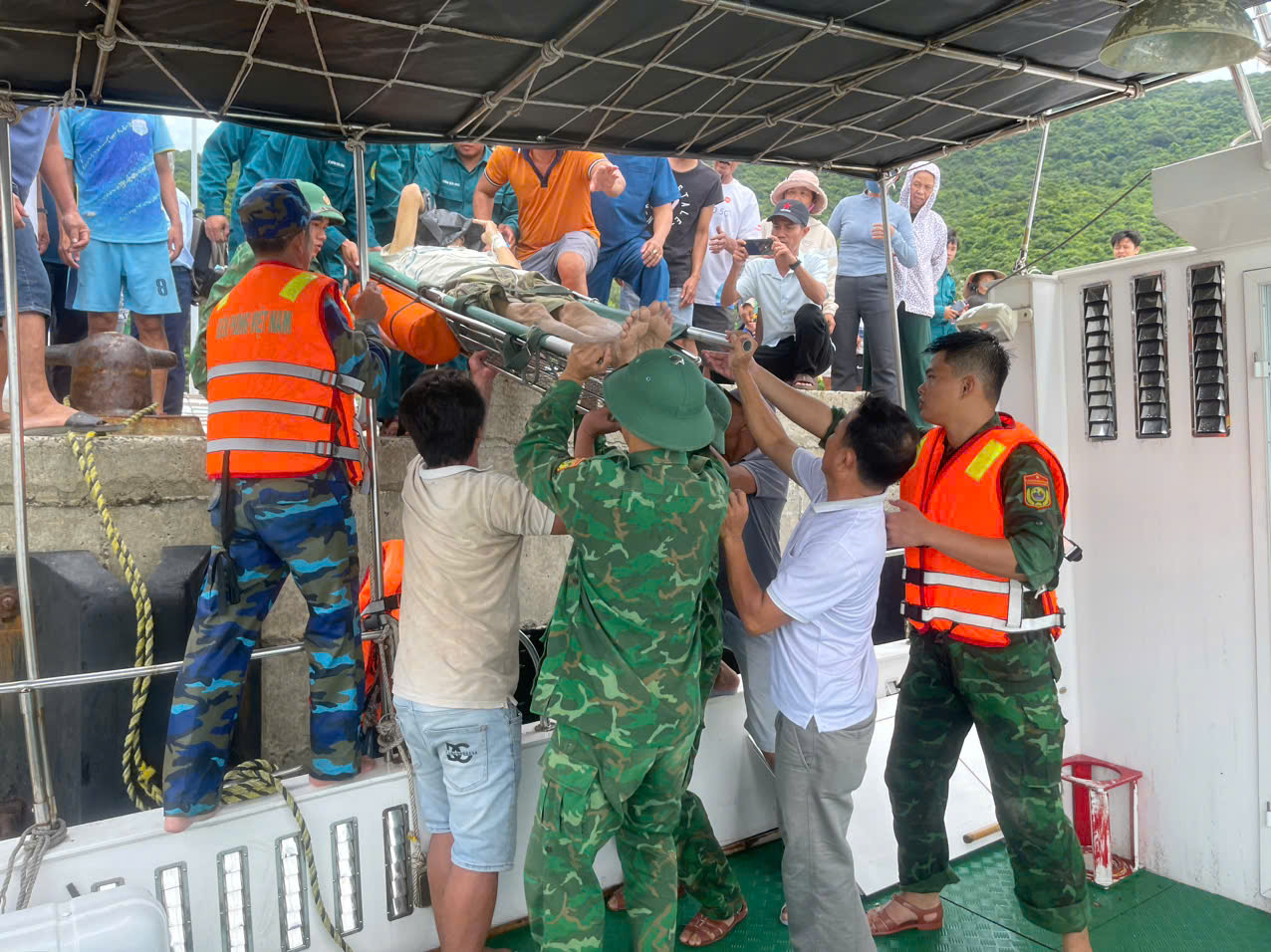 Đà Nẵng: Kịp thời đưa 2 người bệnh nặng ở Cù Lao Chàm vào bờ cấp cứu
