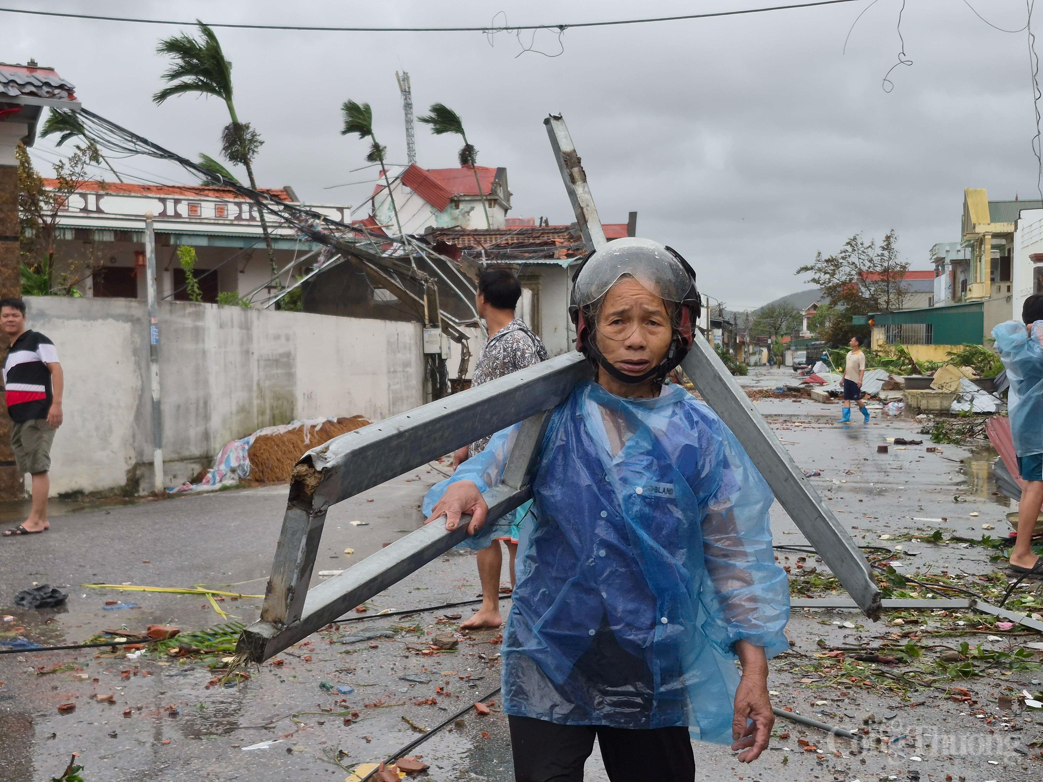 Thanh Hóa: Lốc xoáy thổi bay căn nhà cụ già vừa dựng sau nhiều năm 