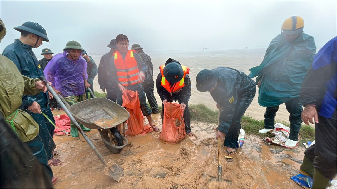 Thanh Hóa: Hơn 300 cán bộ, chiến sĩ khẩn cấp gia cố đê Thị Long 