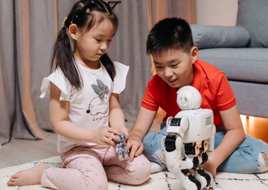 Đồ chơi công nghệ, robot ‘hút’ khách dịp tết Trung thu